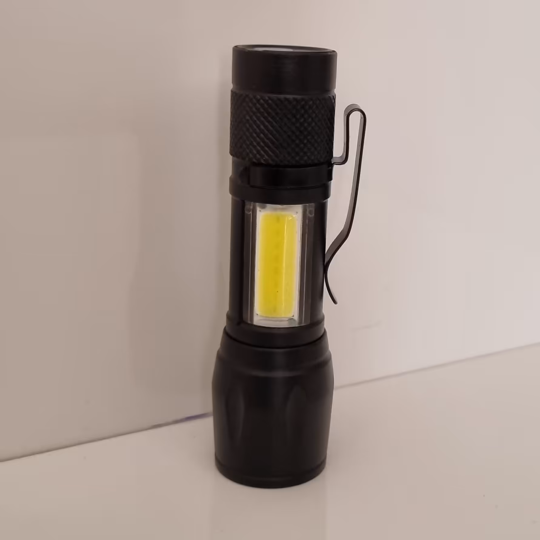 چراغ قوه پلیسی کوچک گیره دار زوم دار 