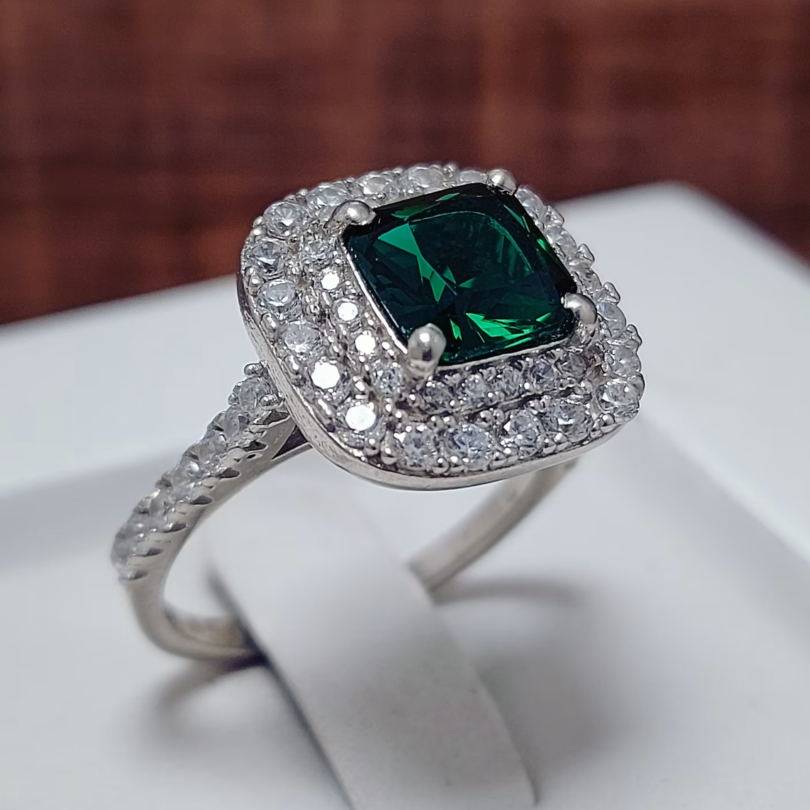 انگشتر نقره زیبای زنانه با نگین زمرد صنعتی 