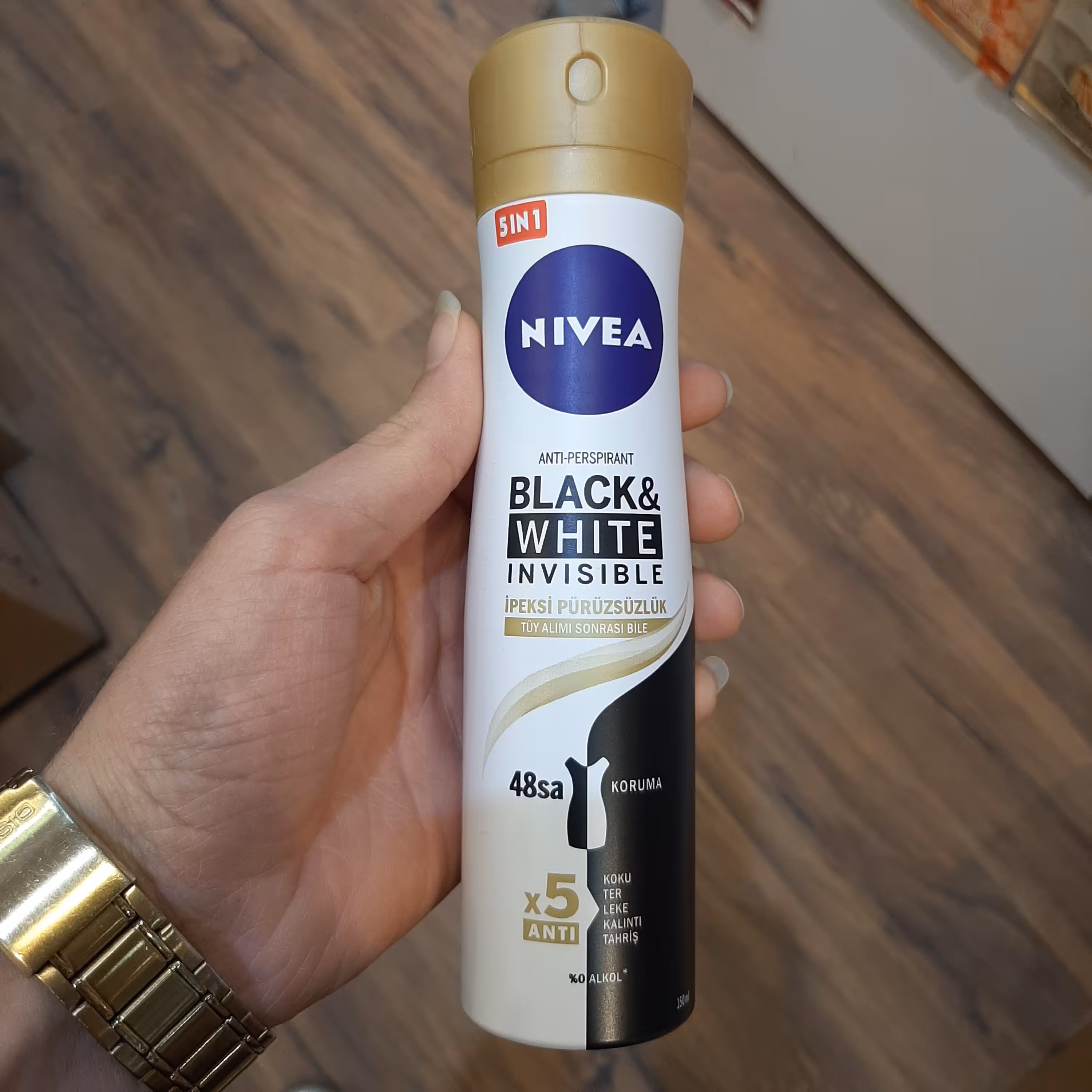 اسپری بدن زنانه نیوا مدل black witheحجم150میل 