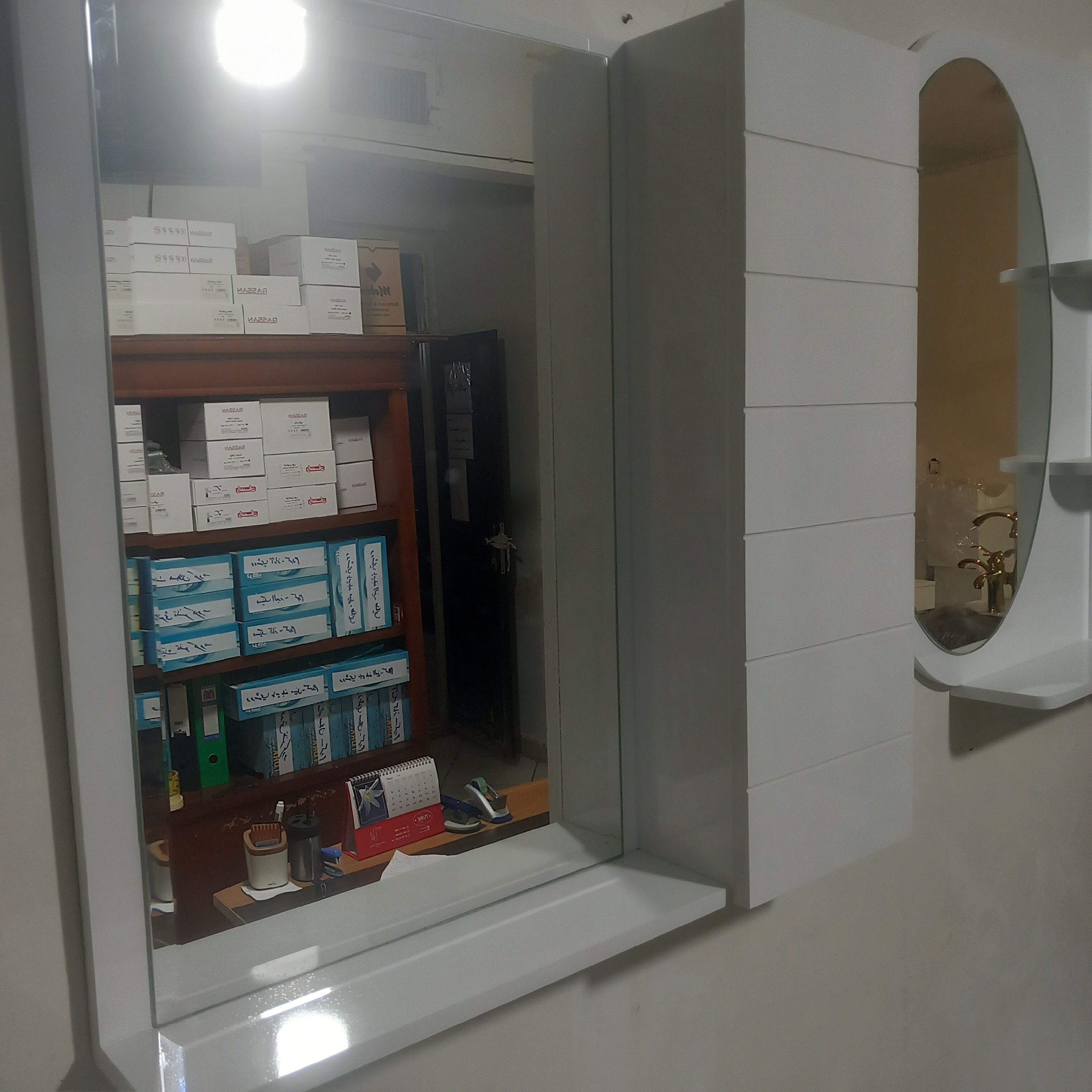 ست آیینه باکس مدل محبت دارای روکش پی وی سی ضد آب دارای ابعاد شصت در شصت با قطر ده سانتیمتر دارای جای دستمال کاغذی