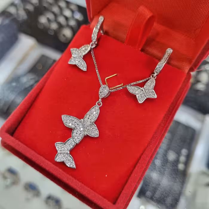 نیمست نقره طرح پروانه به همراه زنجیر ونیزی با ضخامت متوسط عیار 925 و آبکاری طلاسفید 