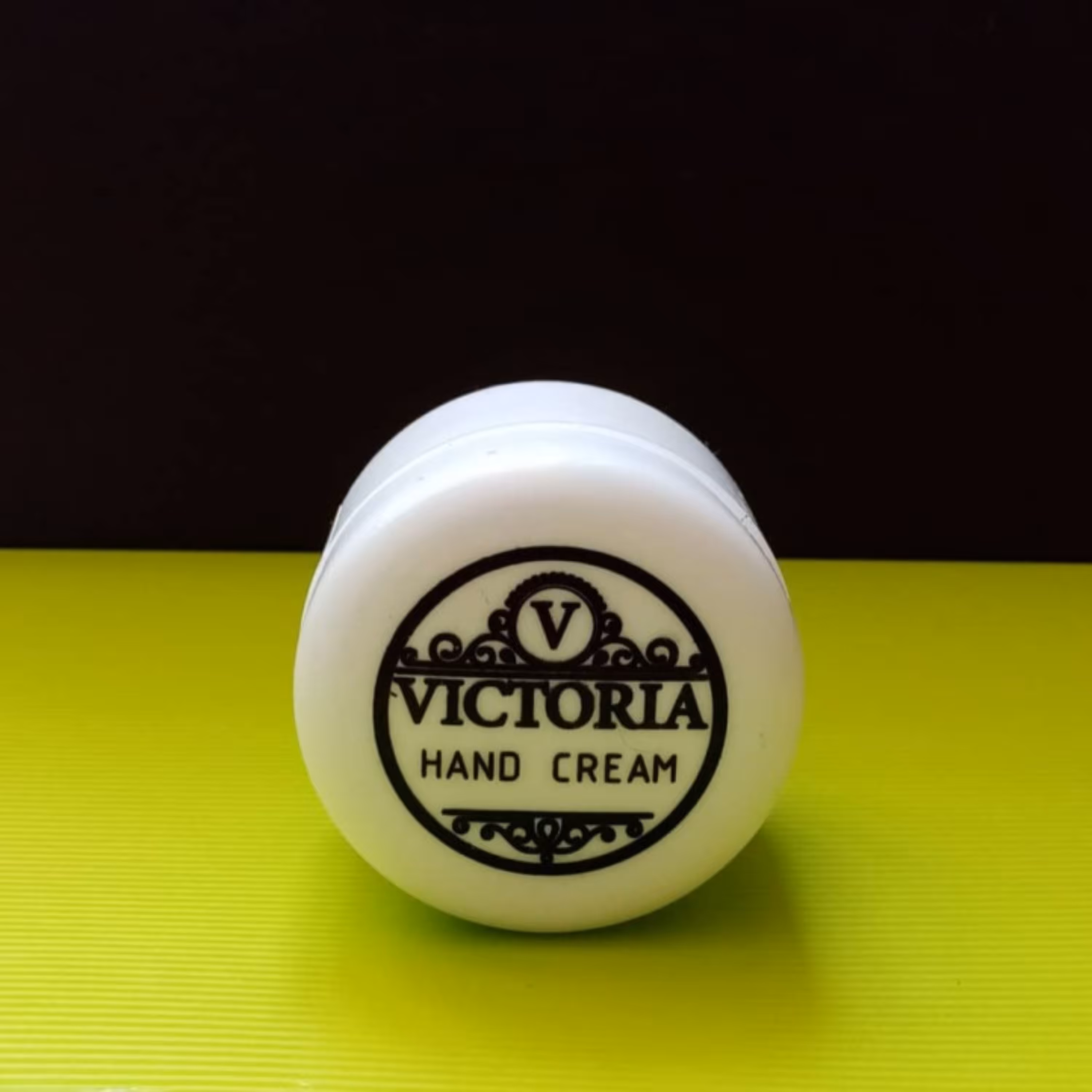 کرم گیاهی جوانساز دست ویکتوریا