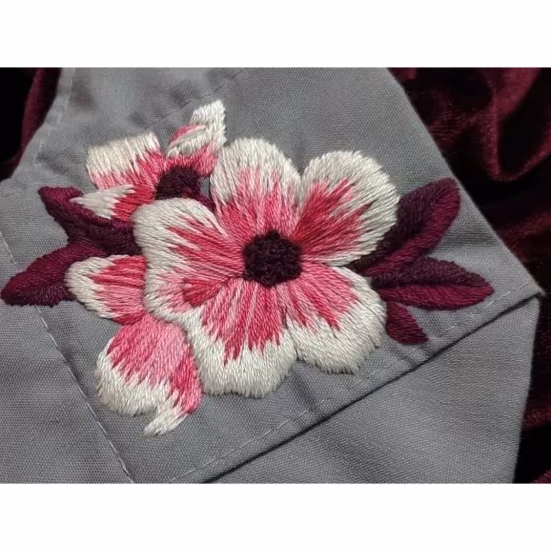 گلدوزی روی لباس و ماسک