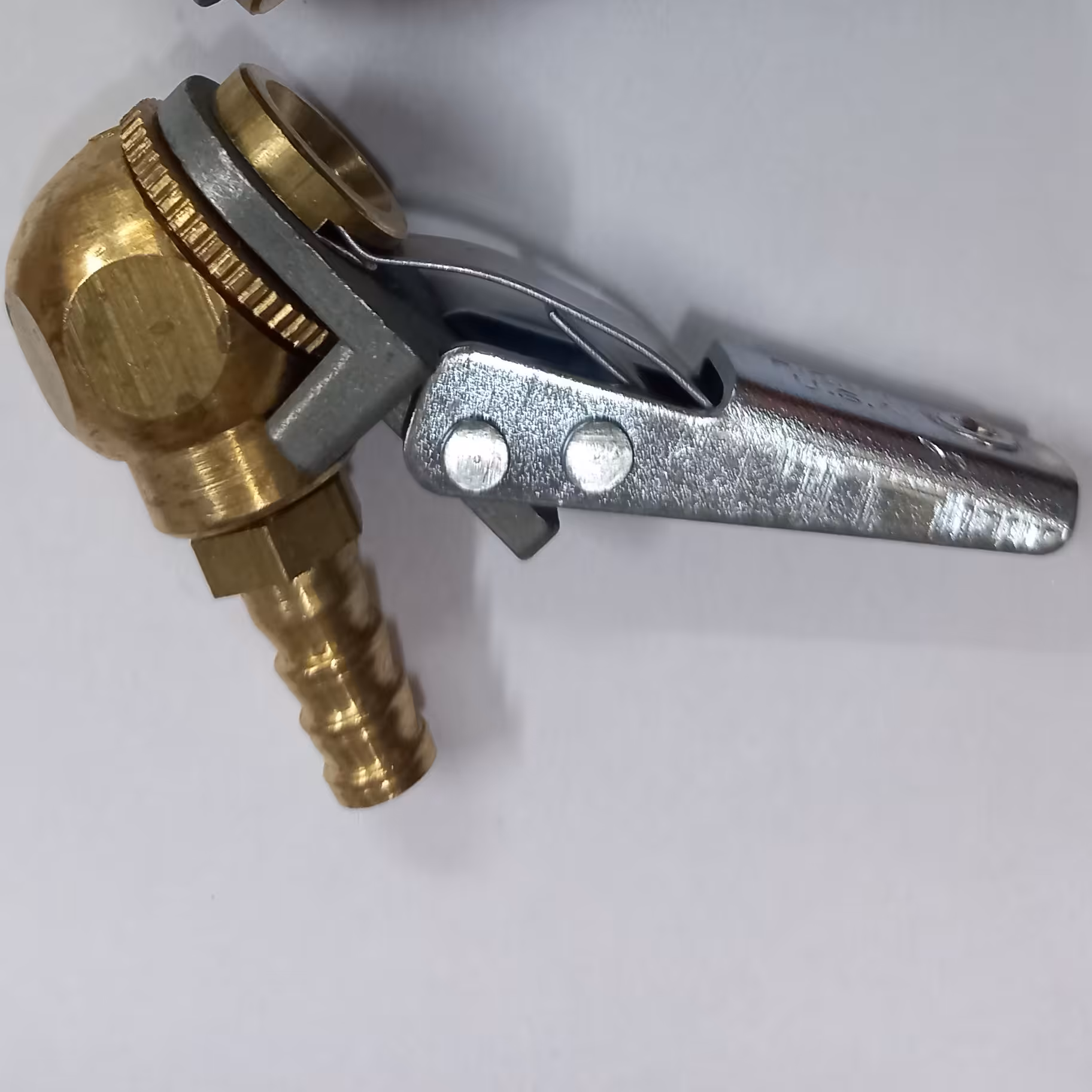 سری باد ضامندار ( گیره ای ) مخصوص کامیونداران و  آپاراتی و گاراژ داران جهت پرس بر روی شلنگ باد 