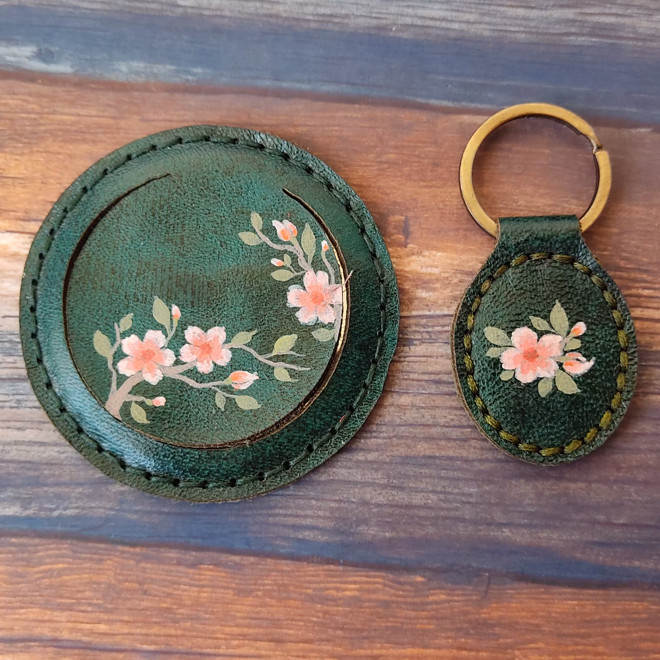 ست جاسوییچی و آینه چرمی ، چرم طبیعی نقاشی شده با رنگ ثابت 