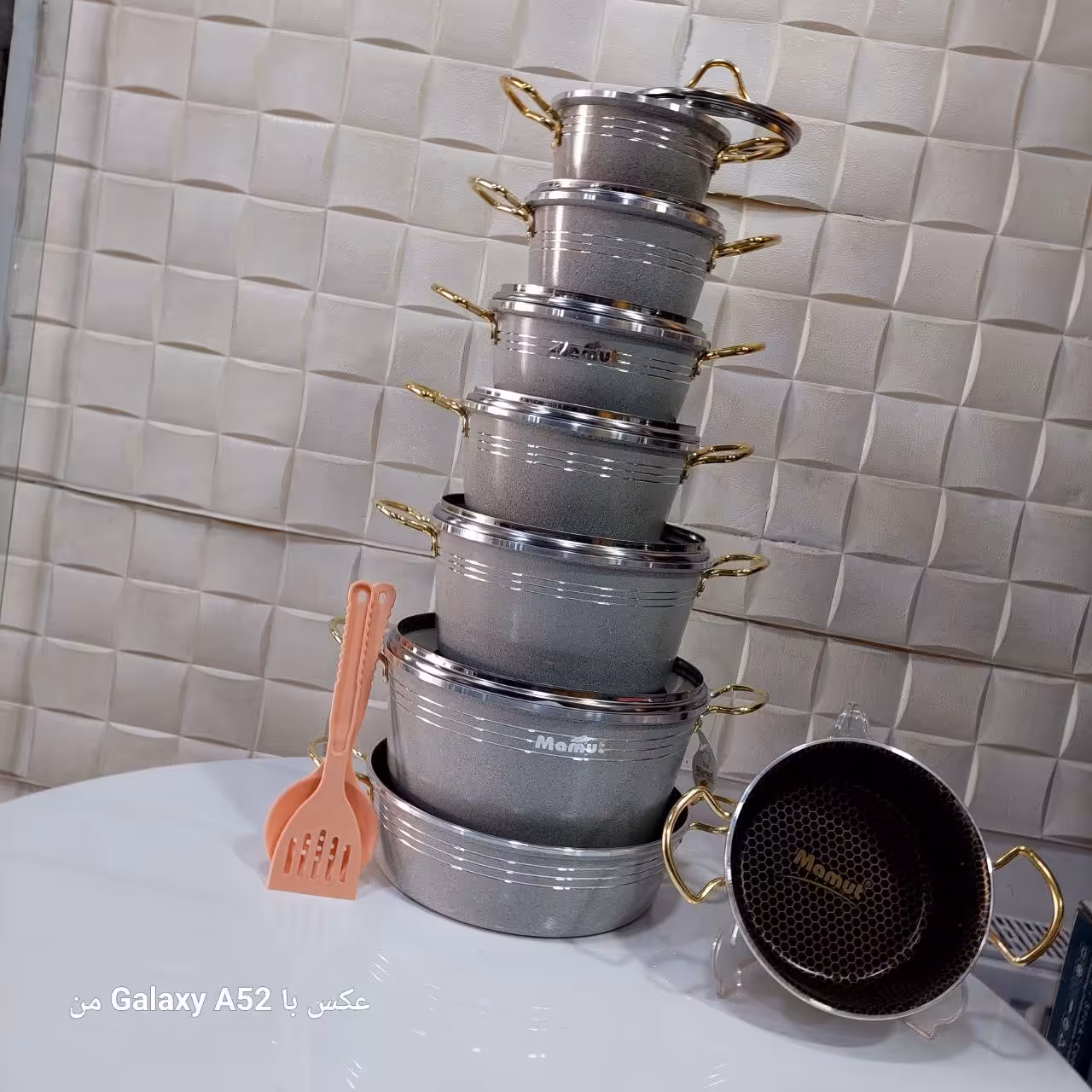 سرویس قابلمه16 پارچه ماموت دسته طلایی کف زنبوری رنگ طوسی با ضمانت نامه داخل سرویس (1ساله)