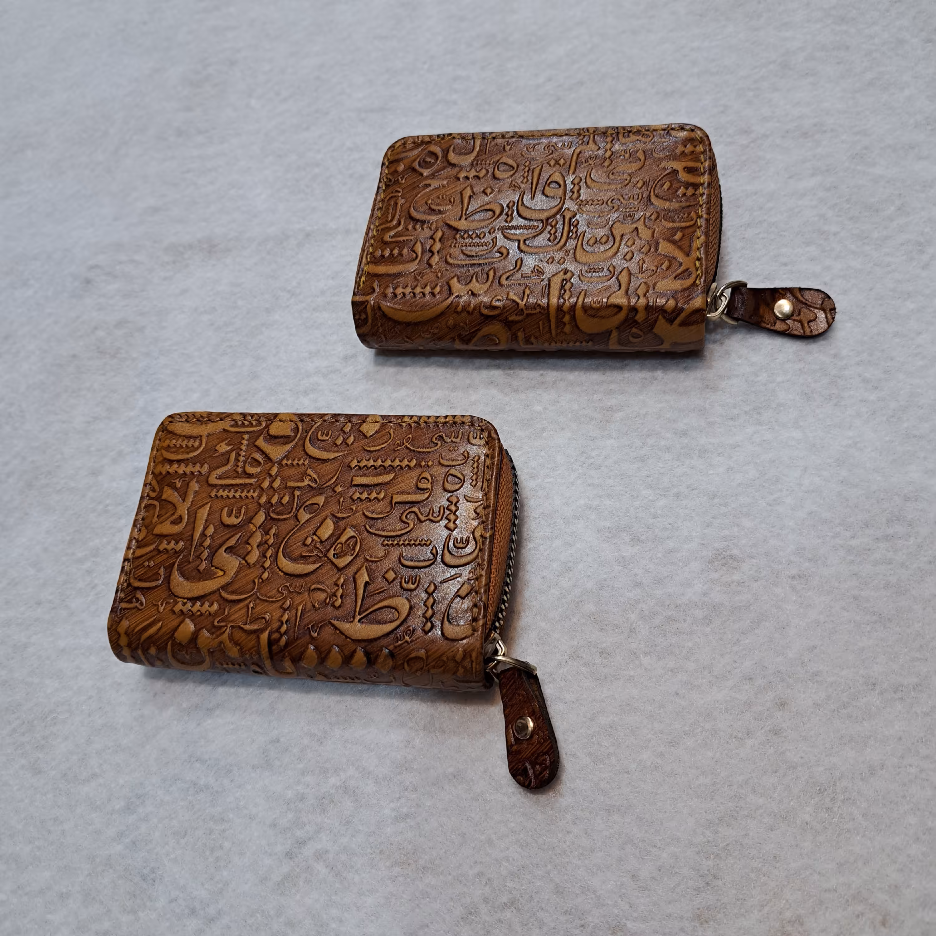 جلد کارت زیپدار چرم دسترنگ طرح نوشته تک رنگ داری 11کارت مجرا و 20کارت کنار هم 