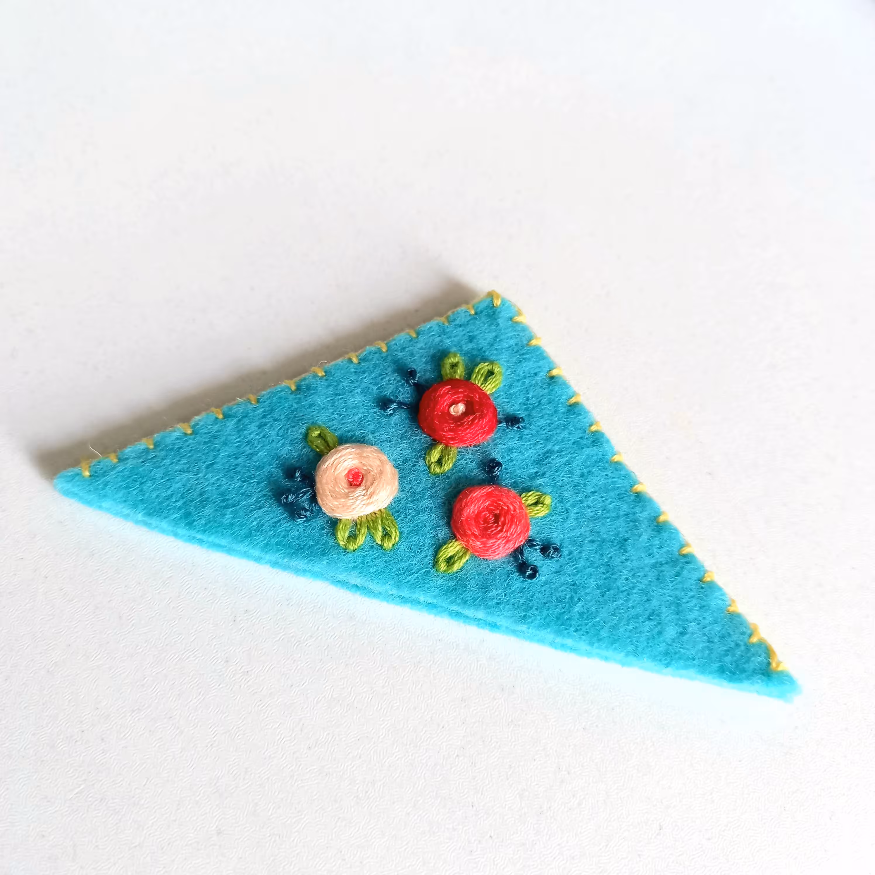 نشانگر کتاب ( بوک مارک ) نمدی گلدوزی شده دستساز آبی