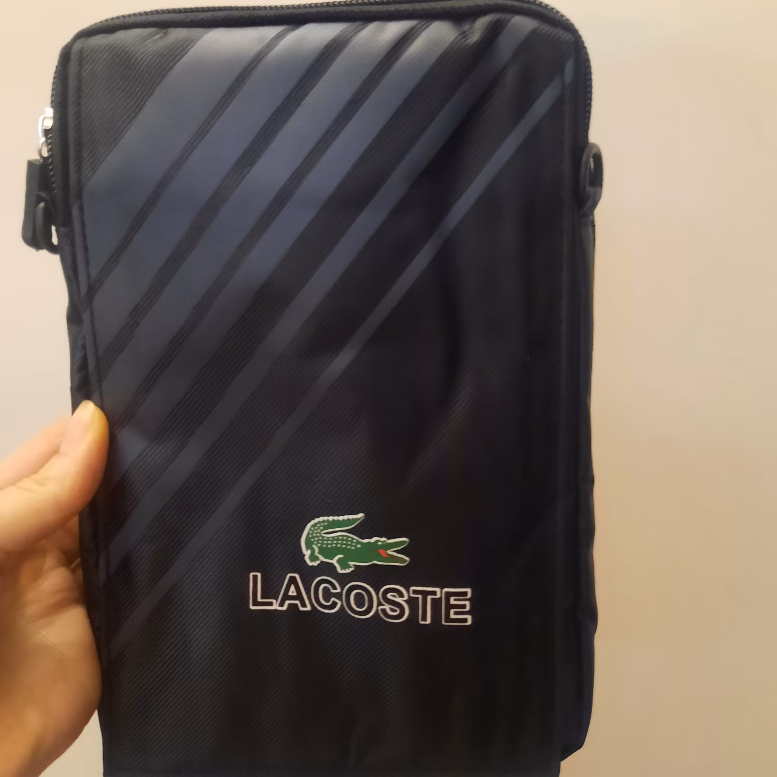 کیف کوچک اسپورت مخصوص حمل وسایل کم و به خصوص تبلت 