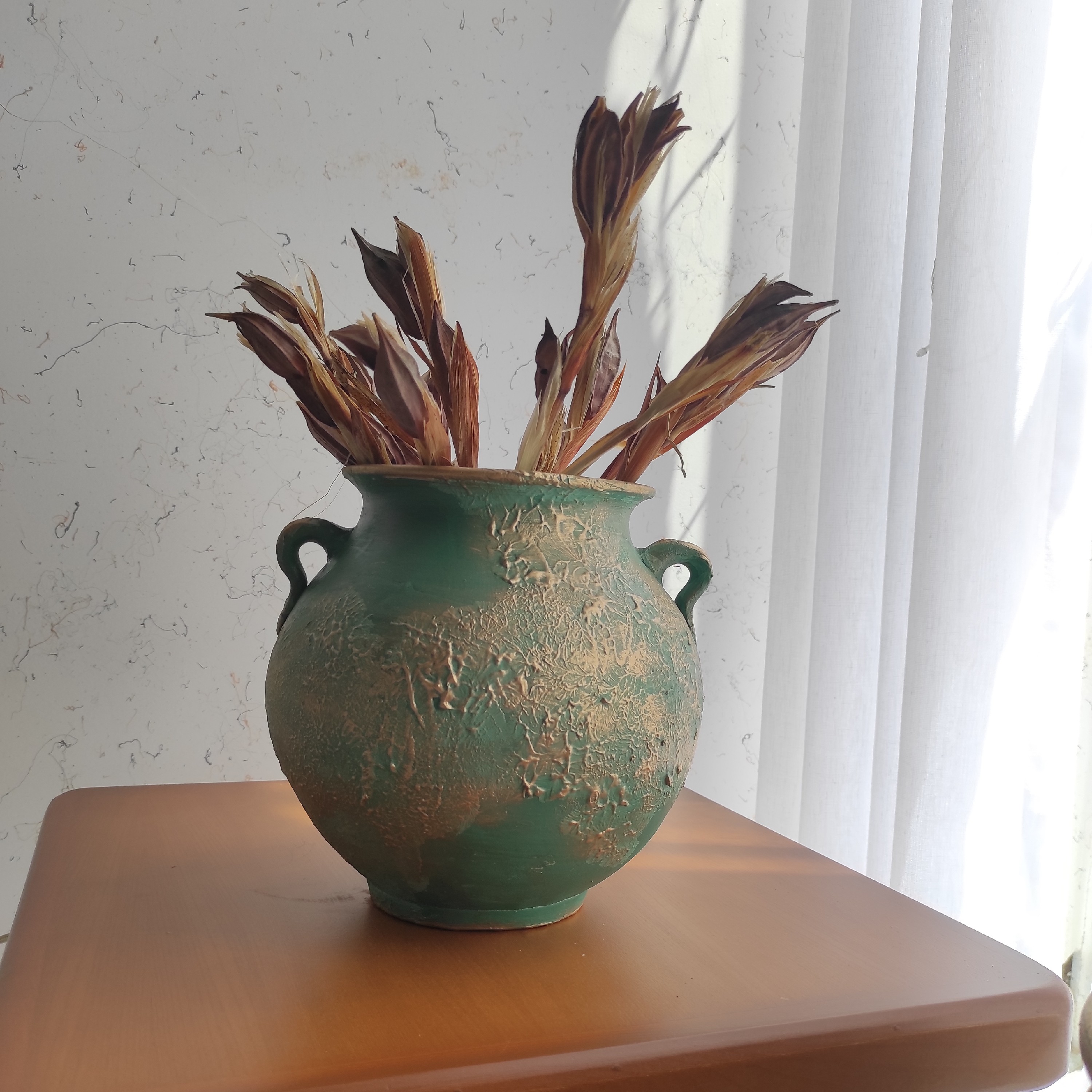 کوزه ی سفالی پتینه کاری رنگ سبز طلایی قد 22 سانتی متر رومیزی