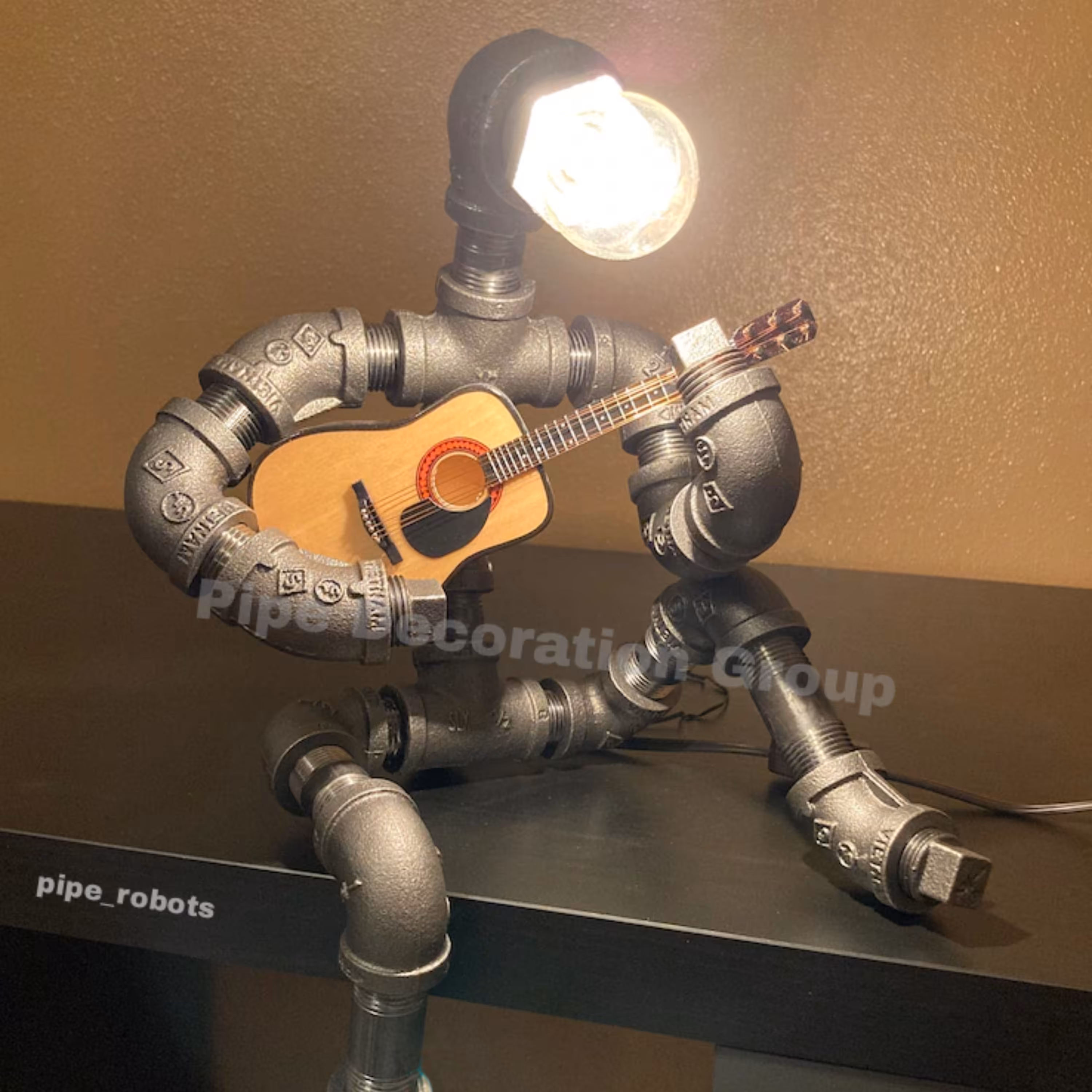 چراغ مطالعه  گیتاریست هدیه برای موسیقی دانها