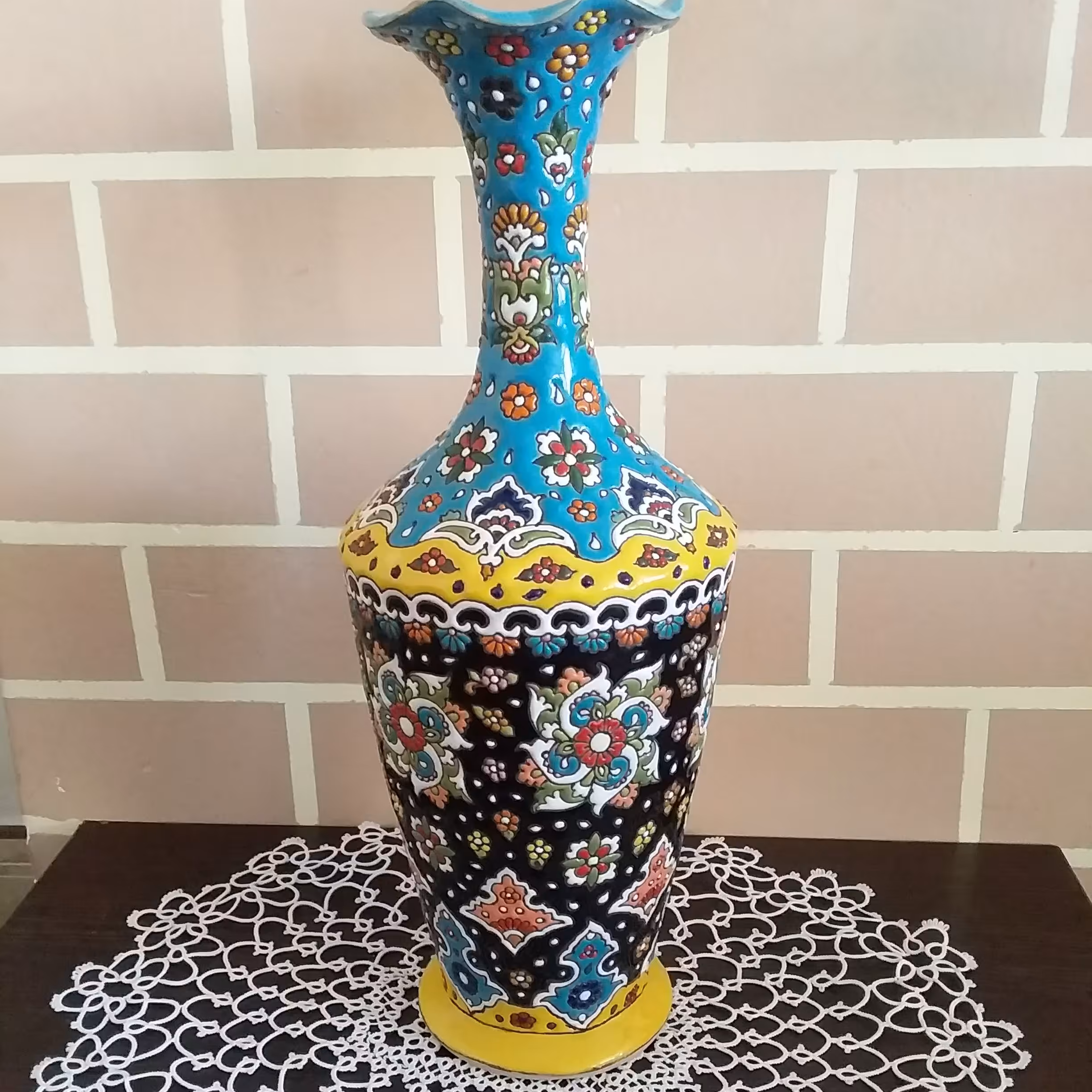 گلدان بزرگ زمینه مشکی