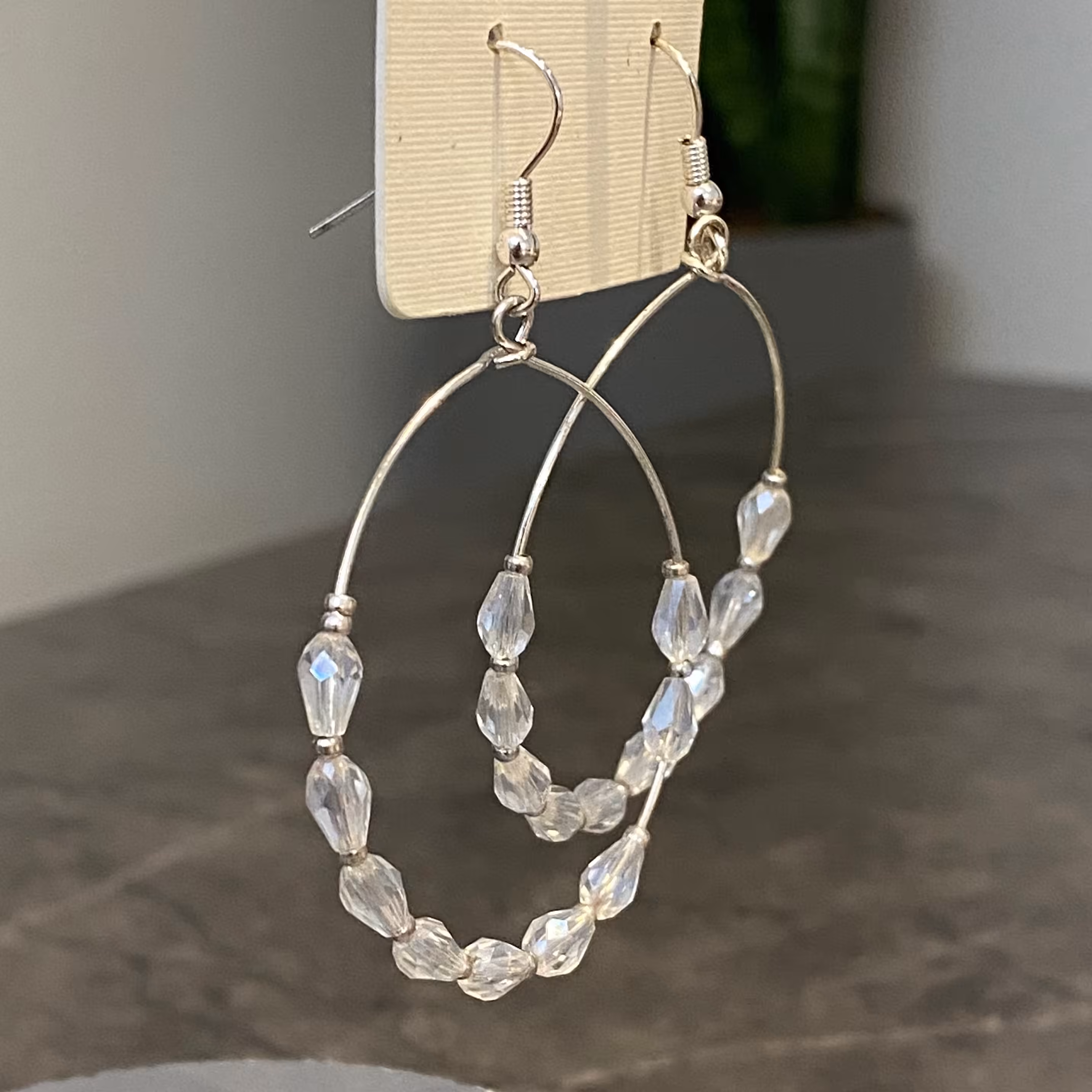 گوشواره کریستالی بسیار خاص
ظریف
وارداتی
رنگ ثابت 
مناسب برای کادو تولد
