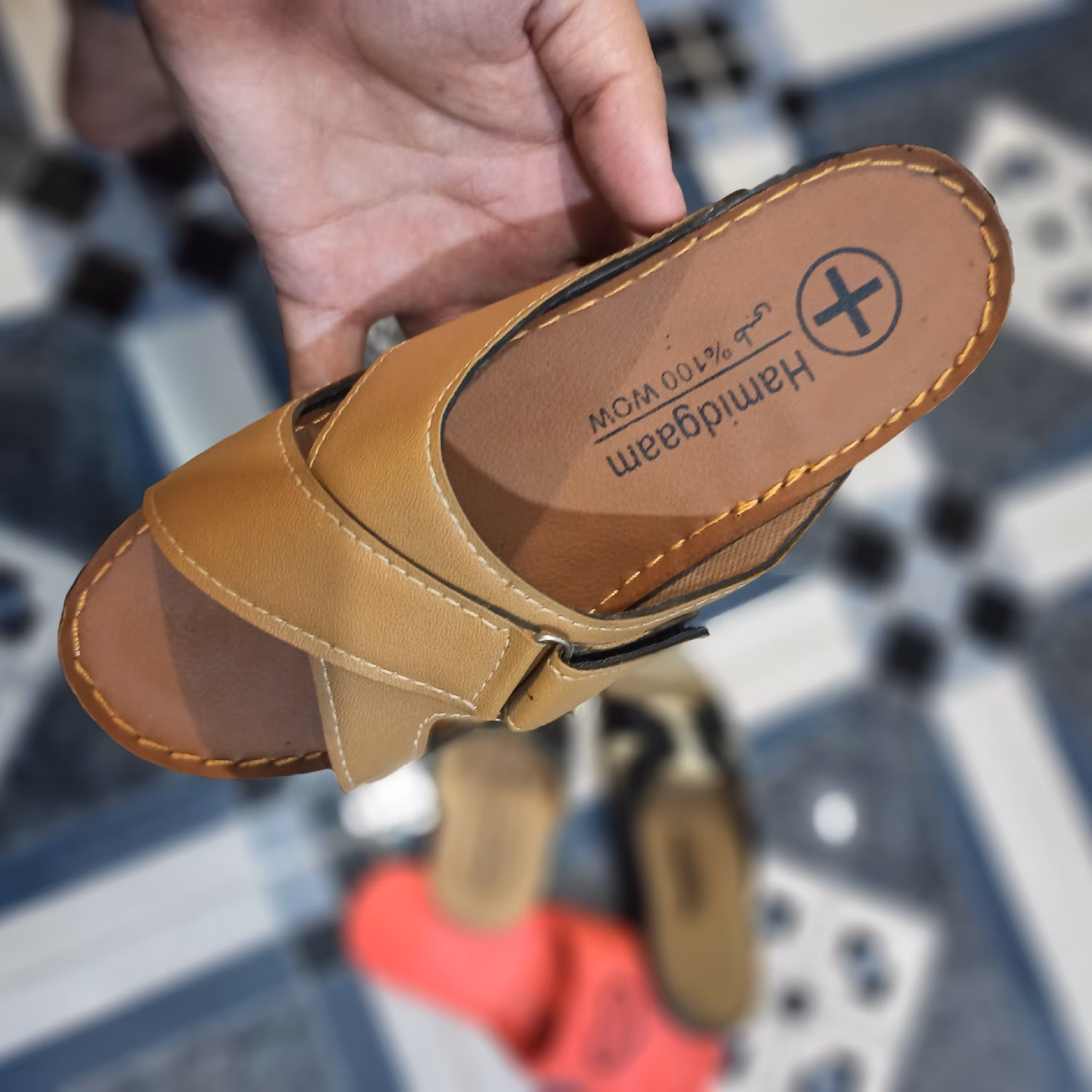 صندل زنانه، جنس تمام چرم ، رنگ قوه ای روشن ، چسبی 