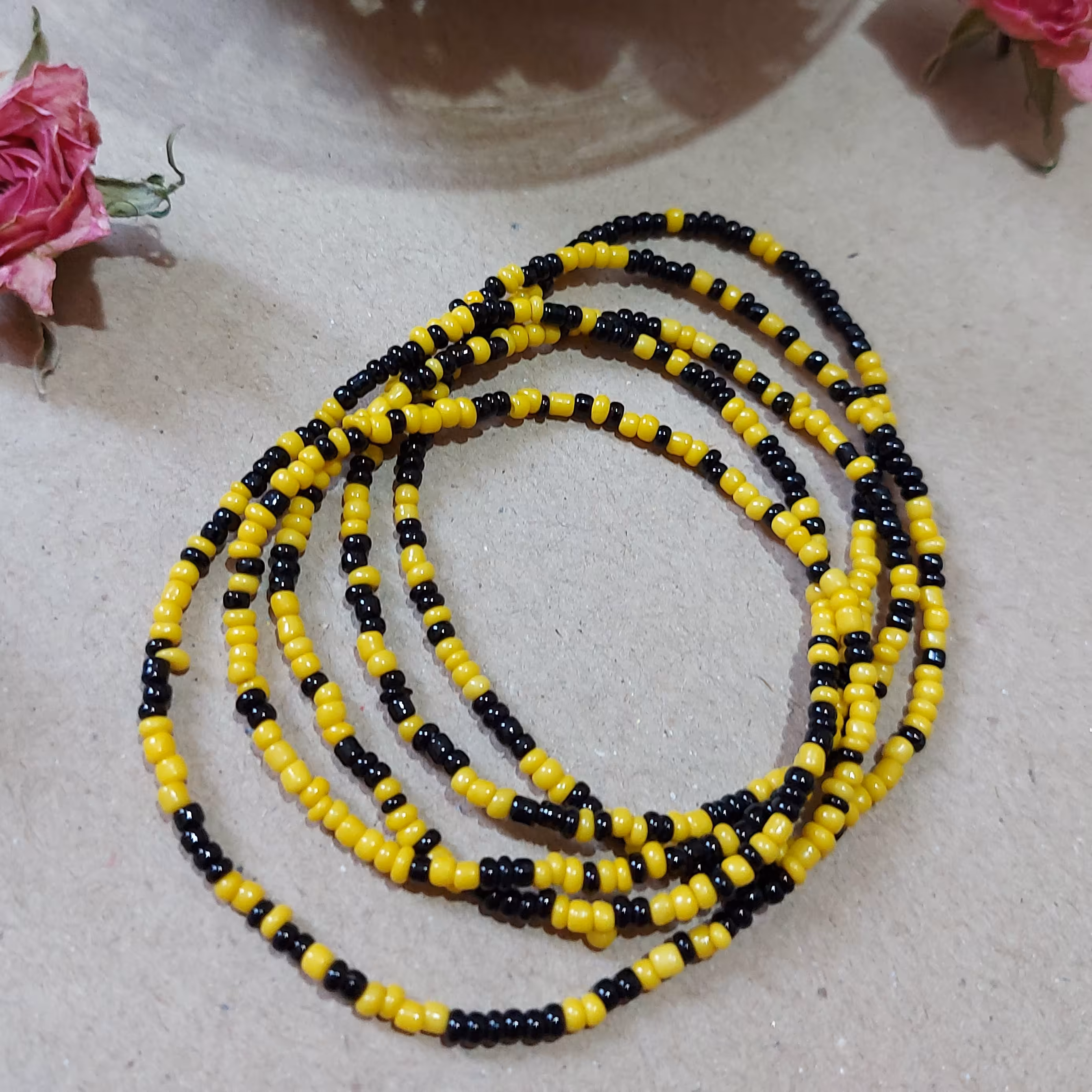 دستبند منجوقی زرد و مشکی