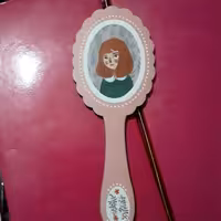 آینه ی چوبی دسته دار فانتزی طرح دختر ( مدل یک ) 