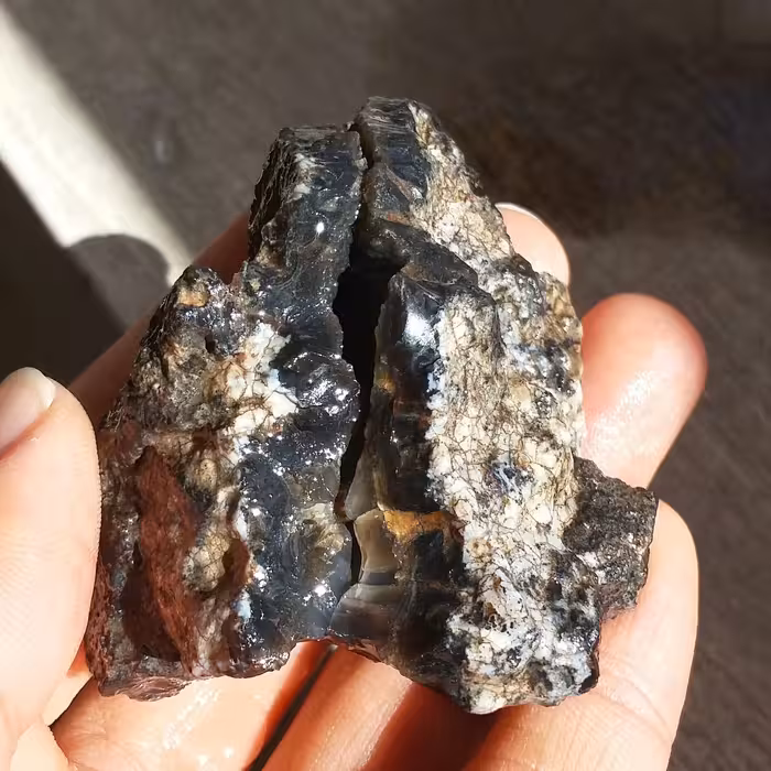 سنگ راف عقیق مشکی تاولی شاهکار خلقت 100 در 100 طبیعی
بی نظییییر
تصویر از چند طرف نمونه
کد 10559