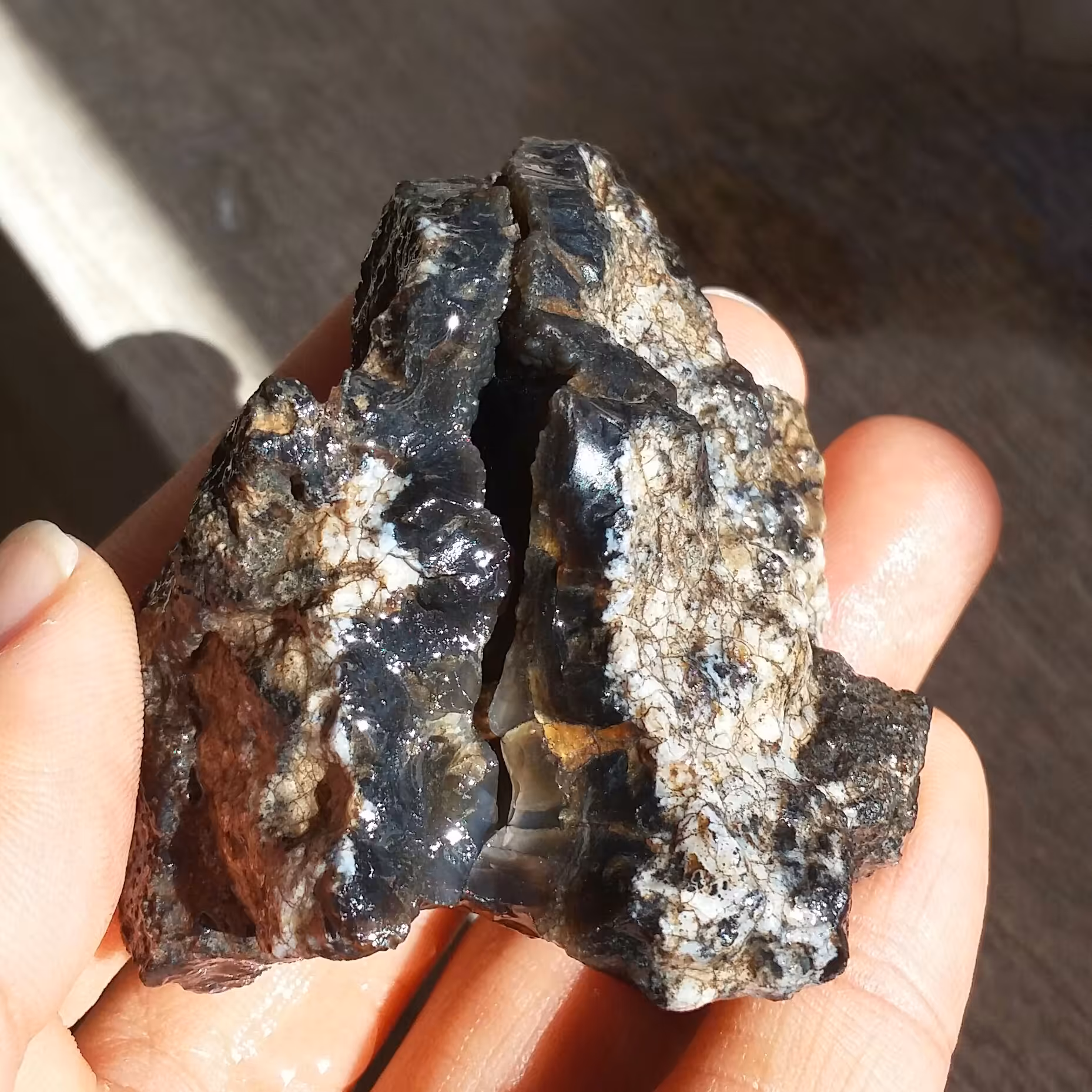 سنگ راف عقیق مشکی تاولی شاهکار خلقت 100 در 100 طبیعی
بی نظییییر
تصویر از چند طرف نمونه
کد 10559