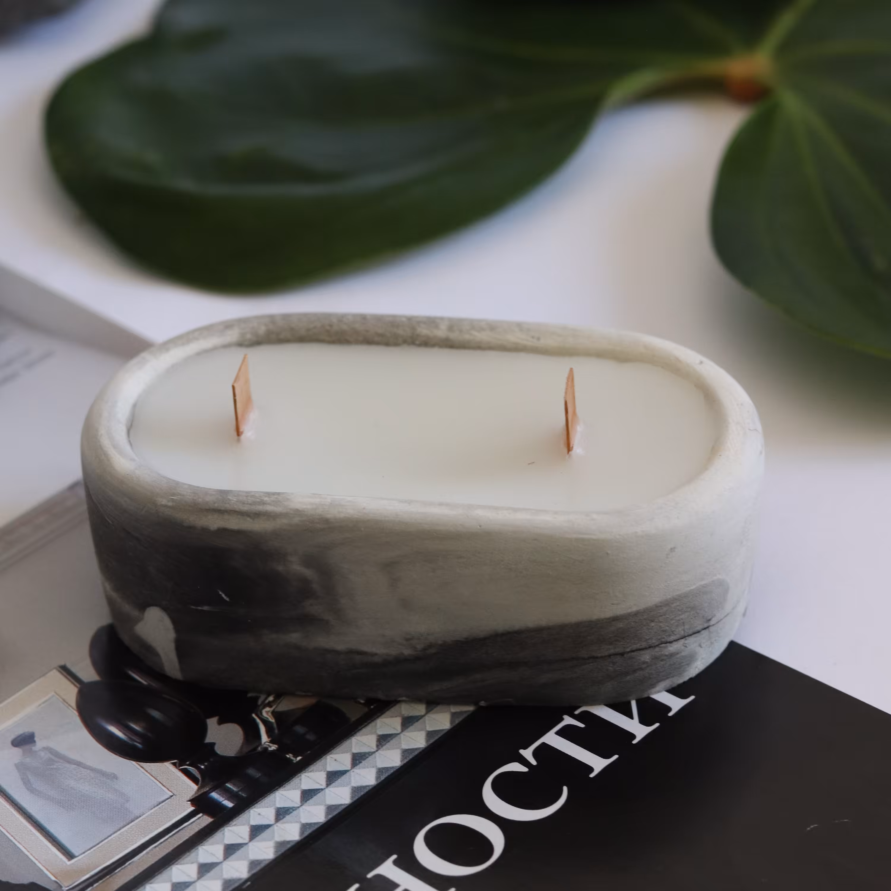 شمع بتنی بیضی عطری( همراه با هدیه )