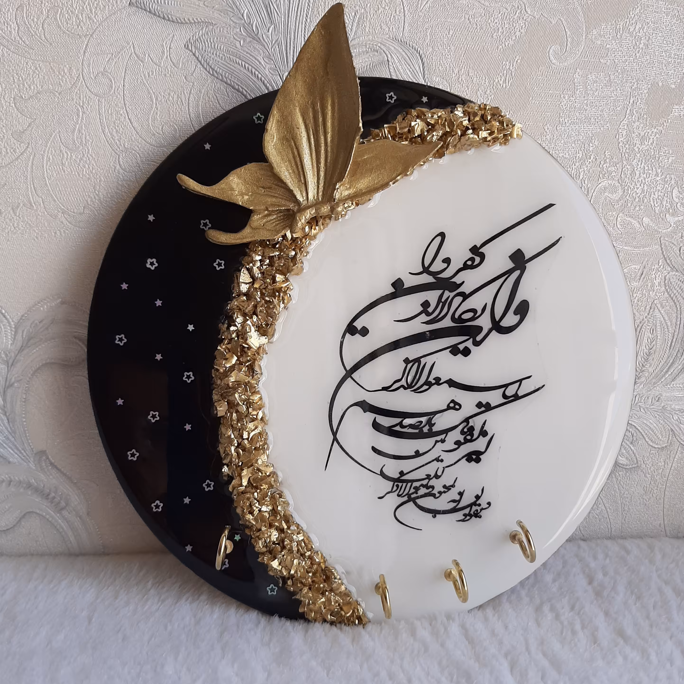 جا کلیدی دیواری ،قطر 20سانت،پشت کارحلقه ی آویز دارد،جنس از چوب و رزین ،