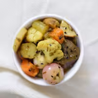 ترشی مخلوط ، تهیه شده  با سرکه ی خانگیِ اعلا ،  بدون افزودنیهای شیمیایی و نگهدارنده در بسته بندیِ  3500 گرم 