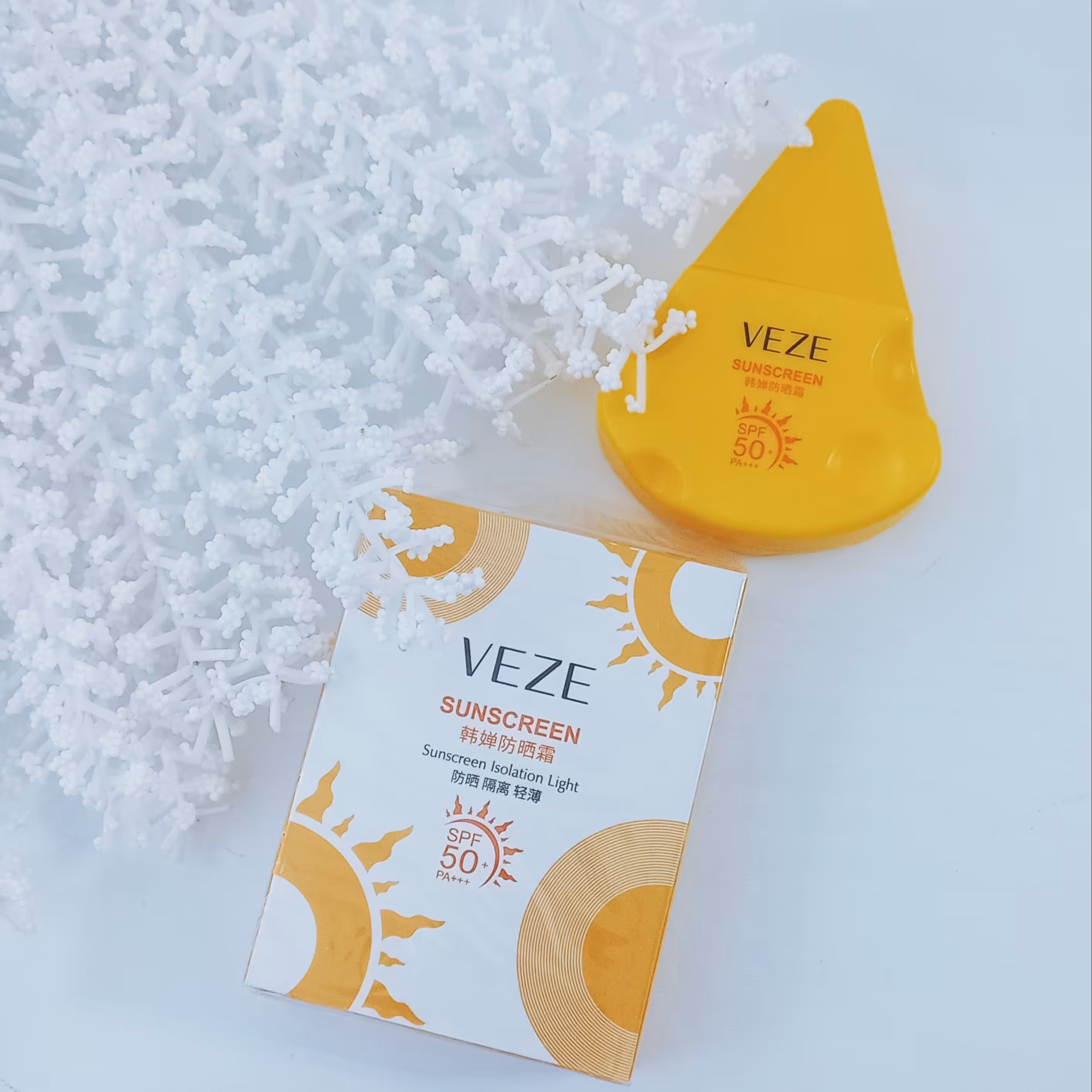 کرم ضد آفتاب و مرطوب کننده بدون رنگ طرح پنیر  SPF 50