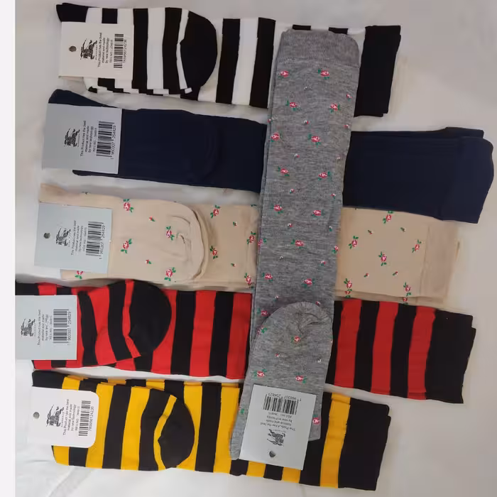 جوراب ساق بلند و طرح نواری  در طرح ها و رنگهای متنوع و زیبا جنس اعلا  و بادوام مارک  pariz