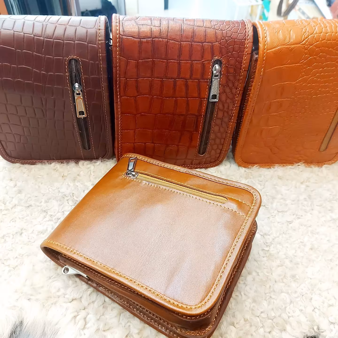 کیف دوشی  چرم طبیعی گاندوزی شده