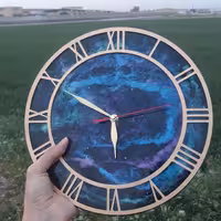 ساعت دیواری رزینی دستساز طرح کهکشان با اعداد پیوسته یونانی و موتور آرام گرد