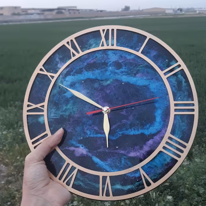 ساعت دیواری رزینی دستساز طرح کهکشان با اعداد پیوسته یونانی و موتور آرام گرد