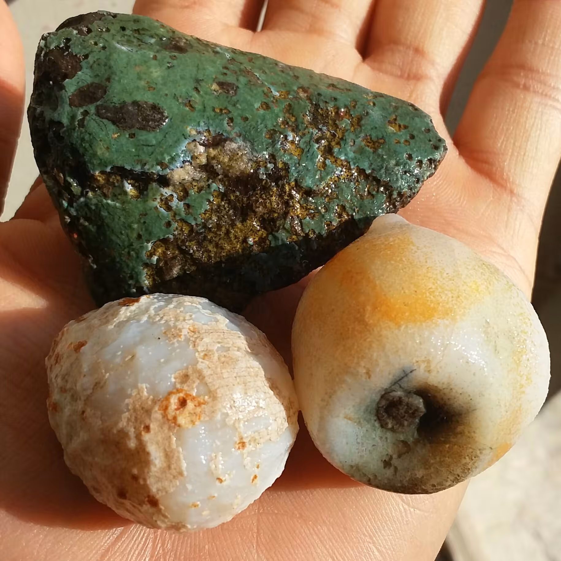 مجموعه 3 عددی سنگ راف خام عقیق نقلی برش نخورده صد در صد طبیعی سرشار از خواص
با قابلیت ساخت چند نگین دیدنی کد 6704