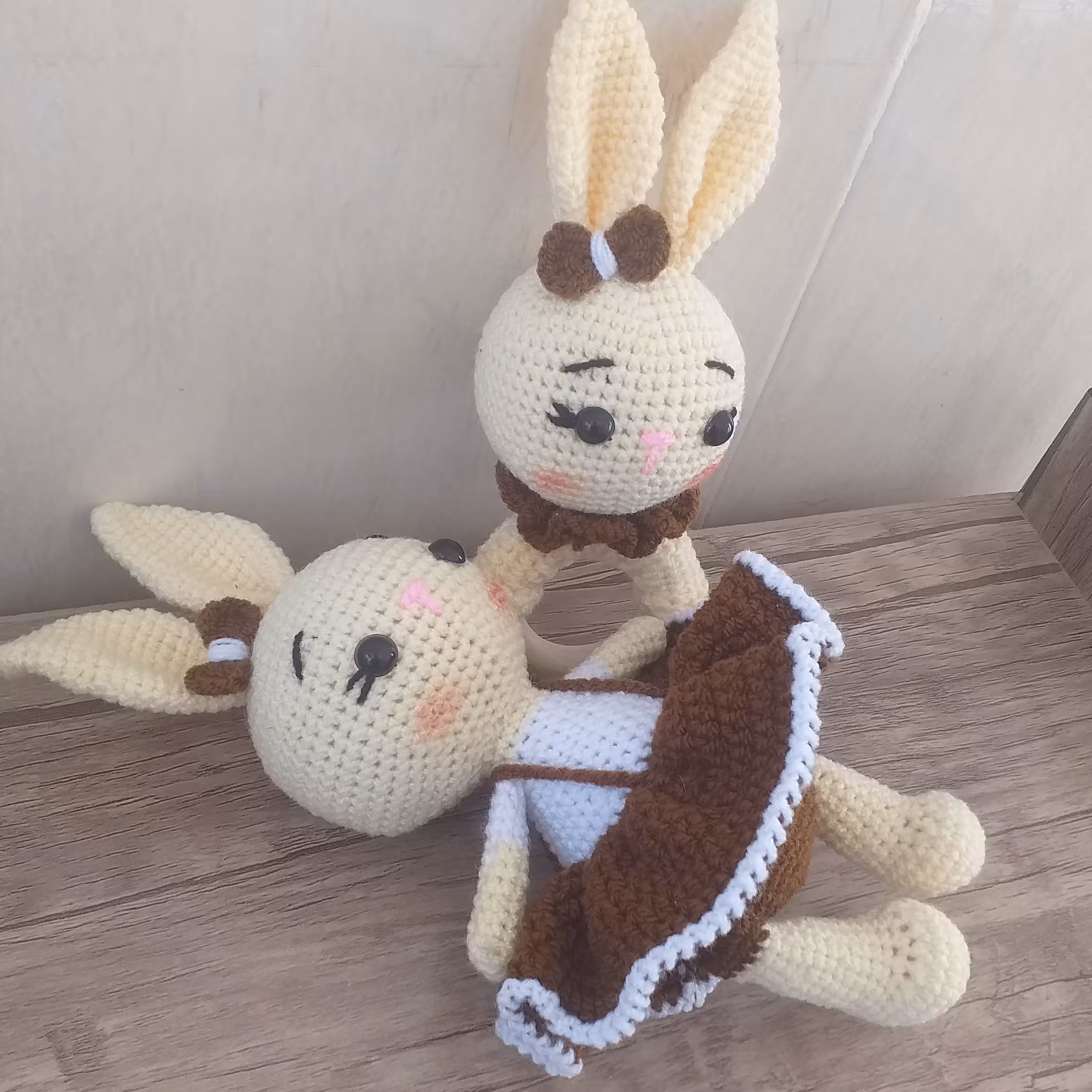 ست جغجغه و عروسک طرح خرگوش قابل بافت در رنگ های مختلف به سلیقه ی شما 