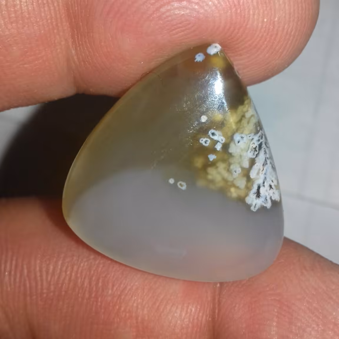 نگین شجر بهاری تراش اشک کاملا طبیعی و معدنی گوشه ای از خلقت