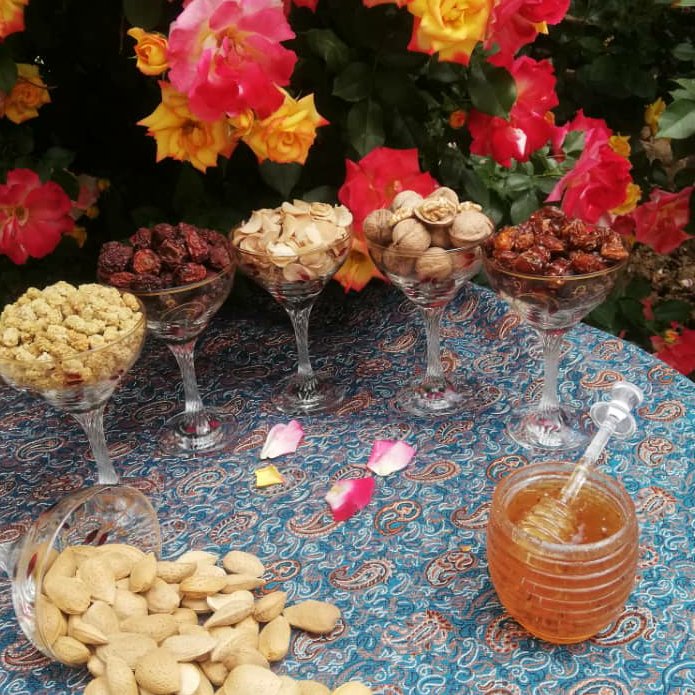 عسل طبیعی چهل گیاه ساکاروز زیر 2 ارسال رایگان