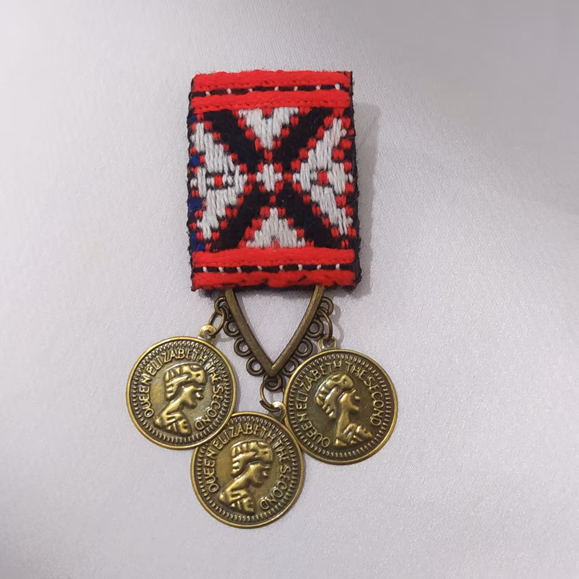 سنجاق سینه سوزندوزی کاملا کار دست تلفیق با خرجکار 