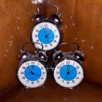 ساعت کوکی رومیزی زنگدار زنگوله دار نو آکبند عتیقه عطیقه تزیینی کادویی هدیه زیبا مناسب تعمیری تمیز فلزی (پس کرایه)