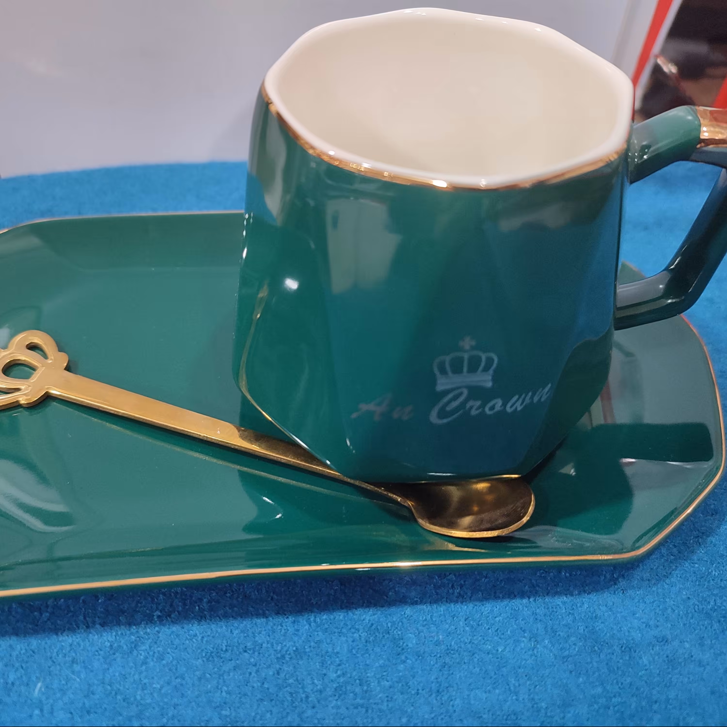 ماگ فانتزی طرح تاج همراه قاشق طلائی