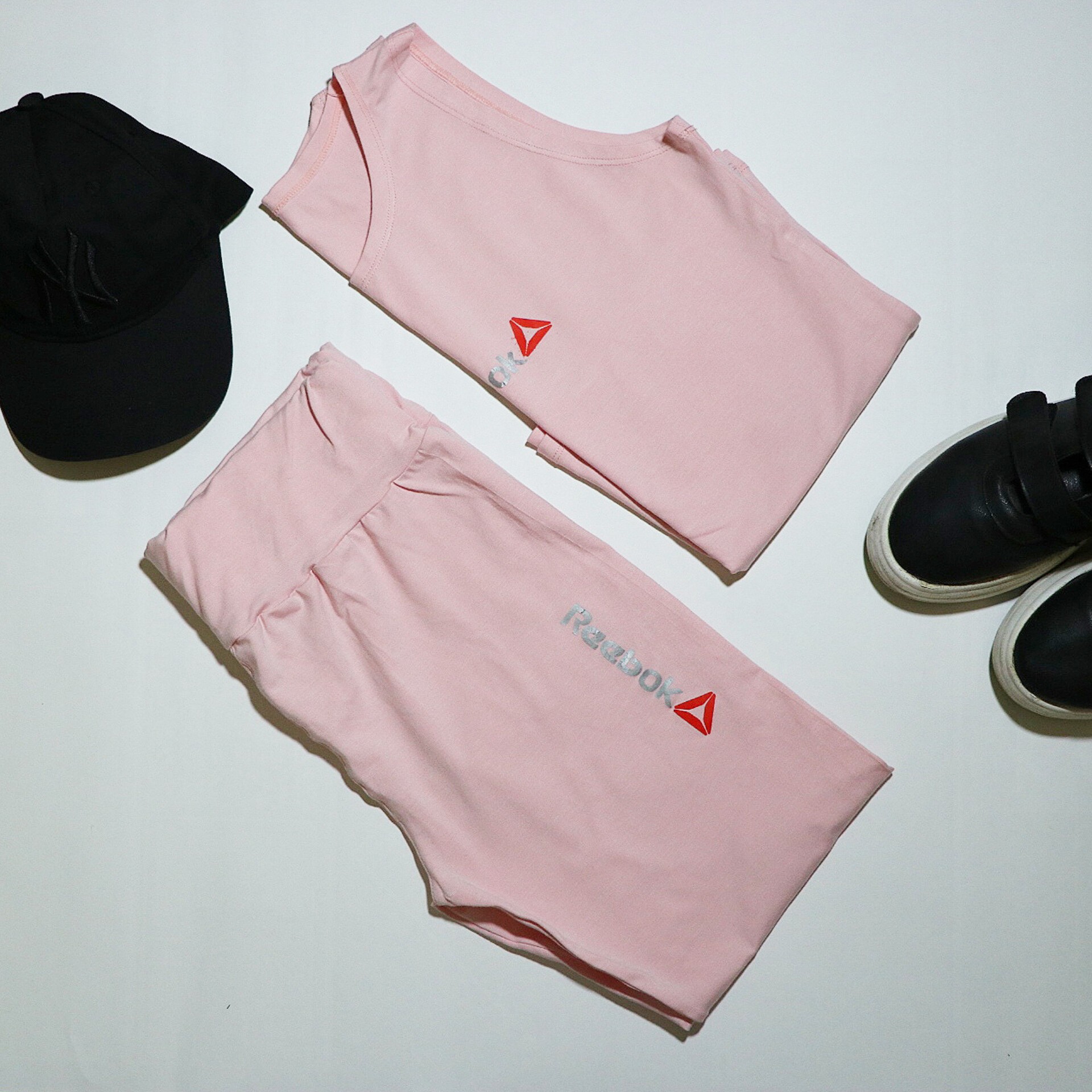 ست تاب شلوارک ورزشی زنانه ریبوک reebok صورتی فری سایز دارای رنگ بندی 