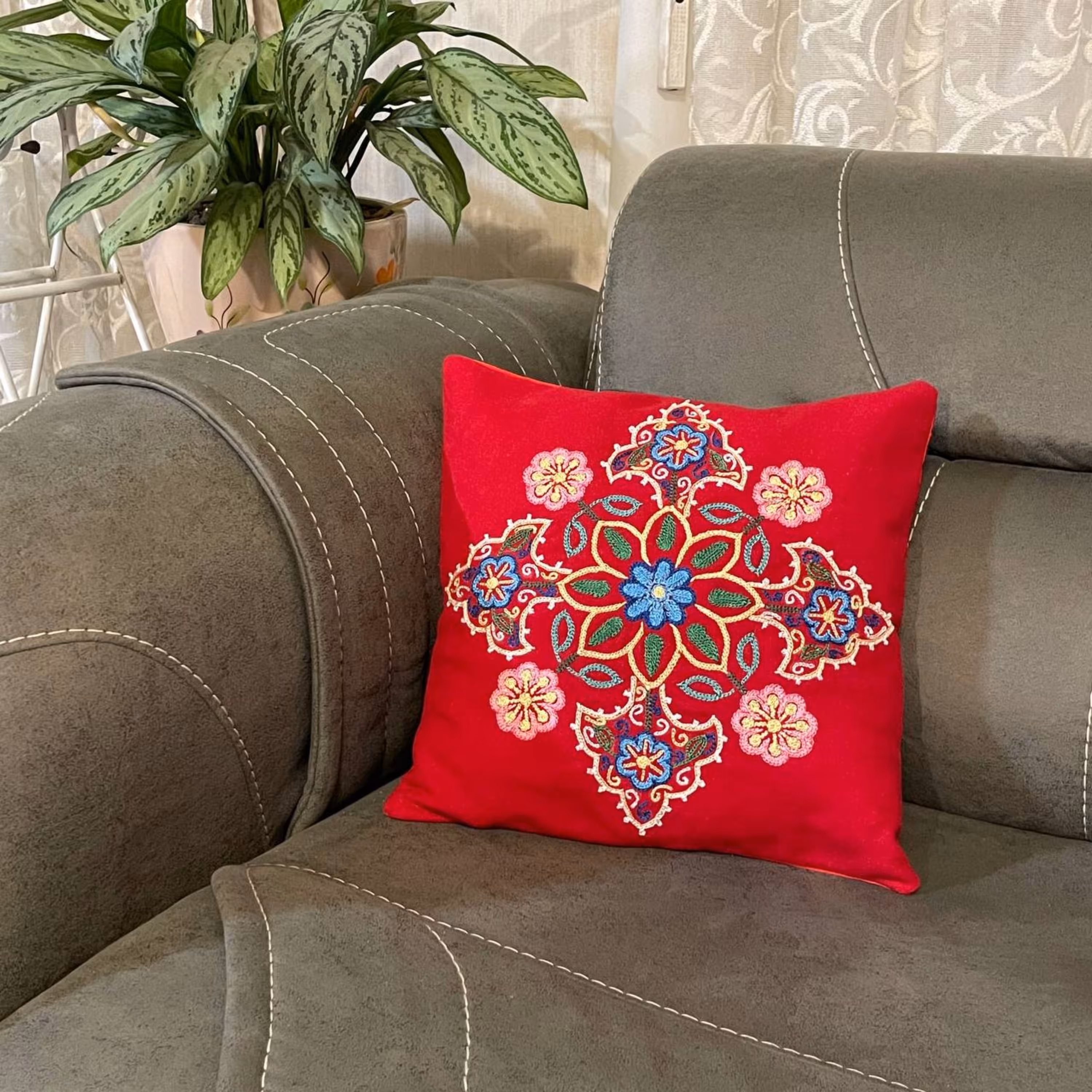 یک جفت کوسن قلاب دوزی شده با نخ ابریشم مصنوعی( هنر اصیل رشت)