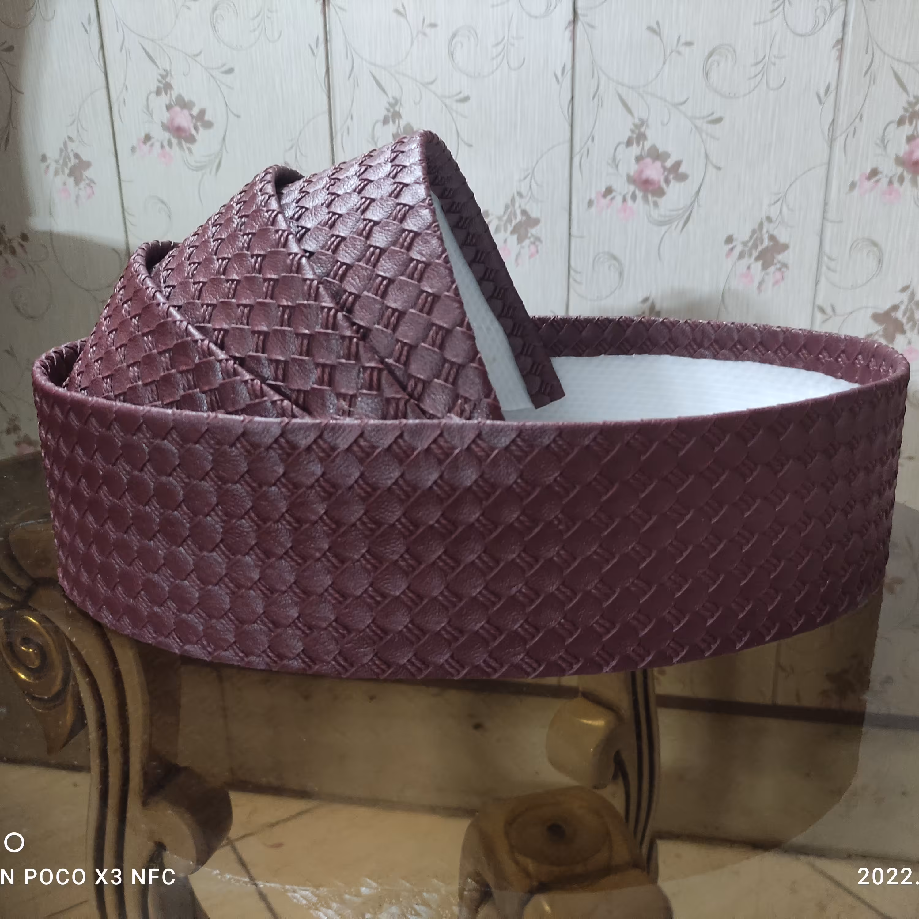 باکس گهواره نوزاد رنگ زرشکی چرم طرحدار بافتی سایز کوچک 26*36