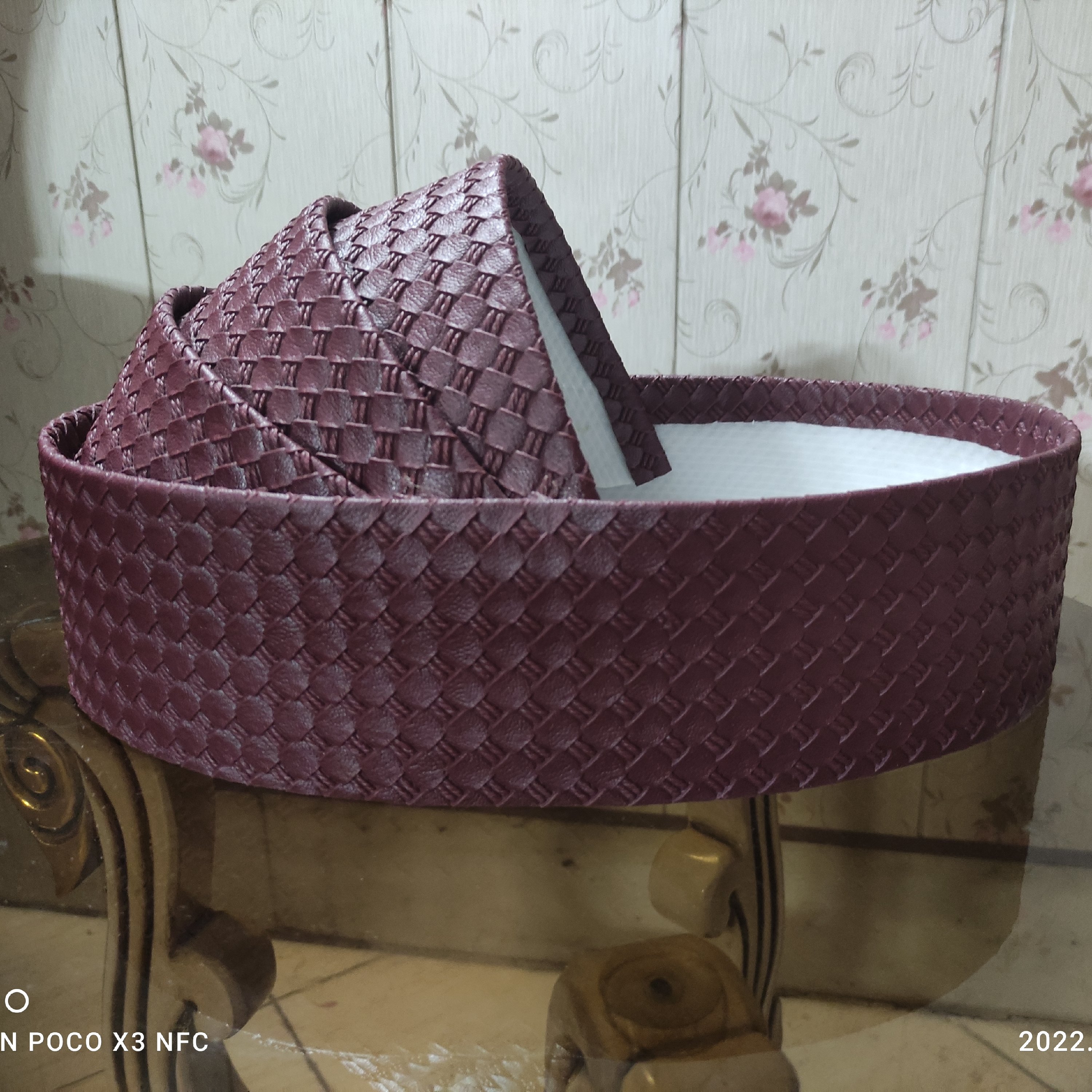 باکس گهواره نوزاد رنگ زرشکی چرم طرحدار بافتی سایز کوچک 26*36