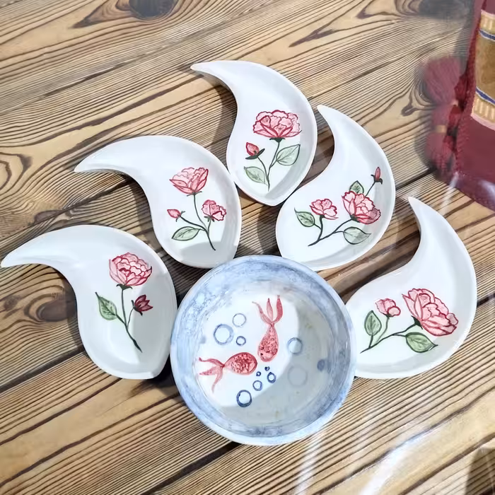هفت سین طرح رز قرمز با پیاله جهت تنگ ماهی جنس سرامیک