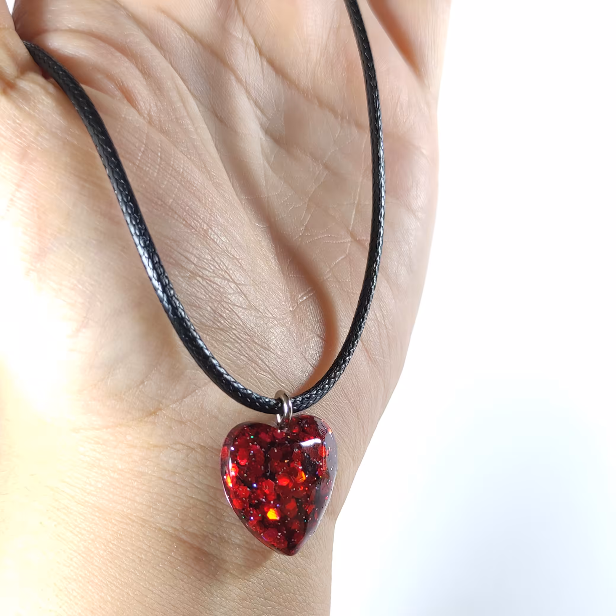گردنبند طرح قلب قرمز  رزینی  با بند چرم 