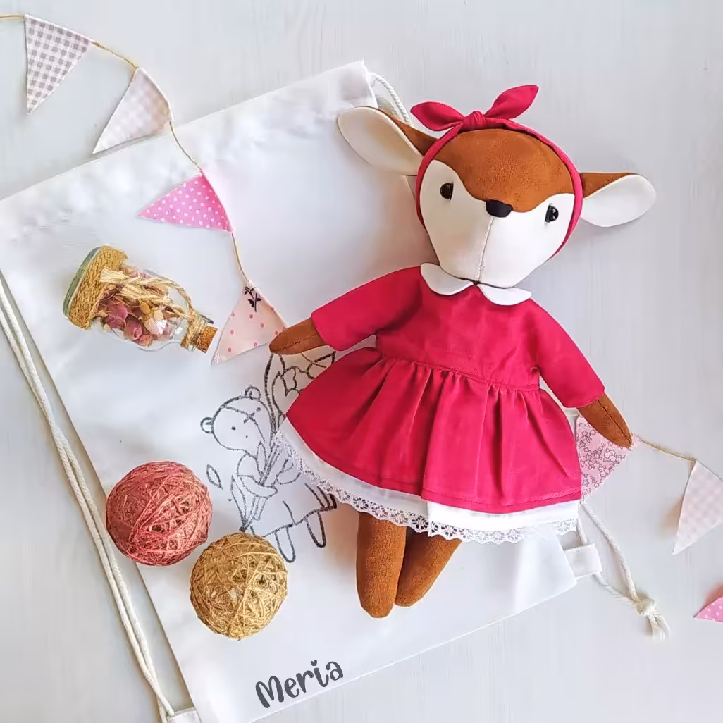 عروسک آهو مریا ، 30 سانتی متر، دستساز، با پیراهن آستر دار زرشکی قابل تعویض
