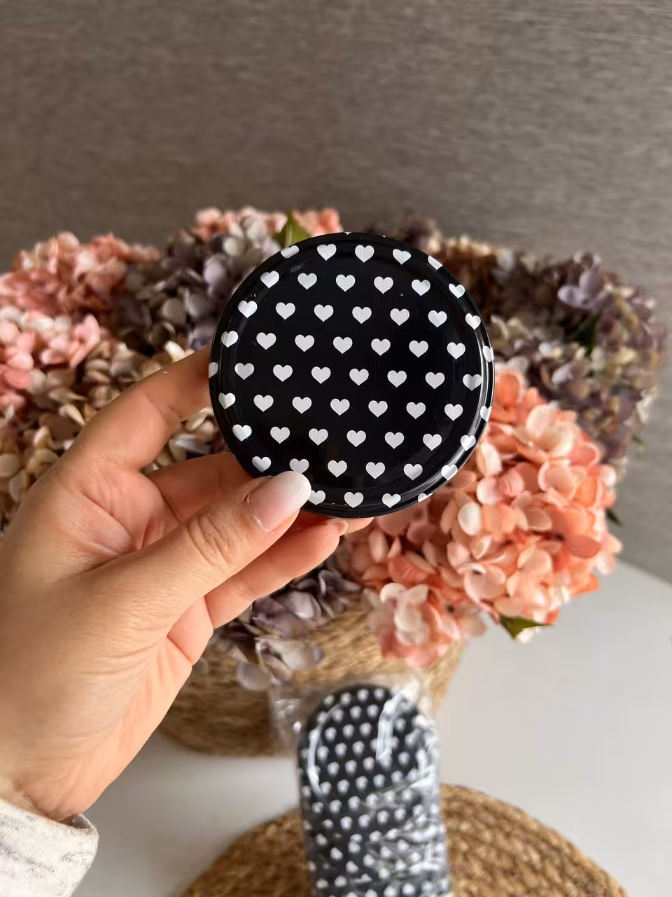 درب بانکه فلزی طرح قلب سفید زمینه مشکی کد 43