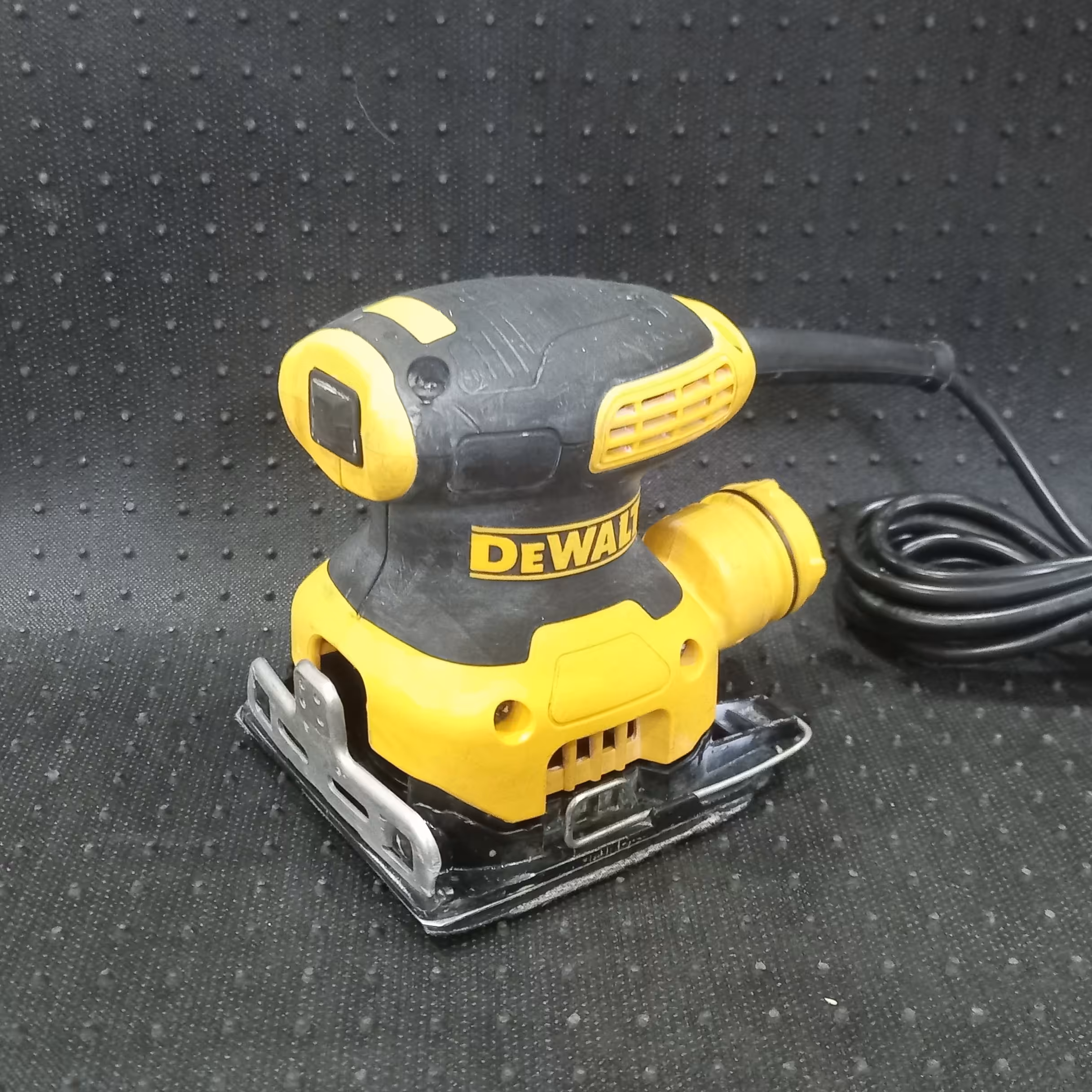 سنباده لرزان دیوالت مدل DWE6411