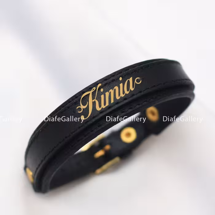 دستبند چرم کیمیا با پلاک نقره با آبکاری طلا 18 عیار و چرم طبیعی