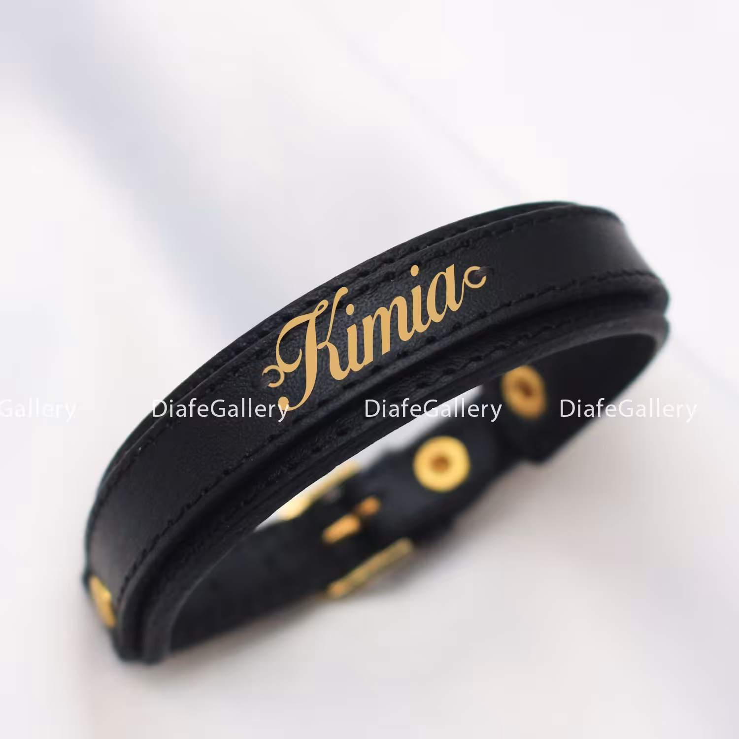 دستبند چرم کیمیا با پلاک نقره با آبکاری طلا 18 عیار و چرم طبیعی