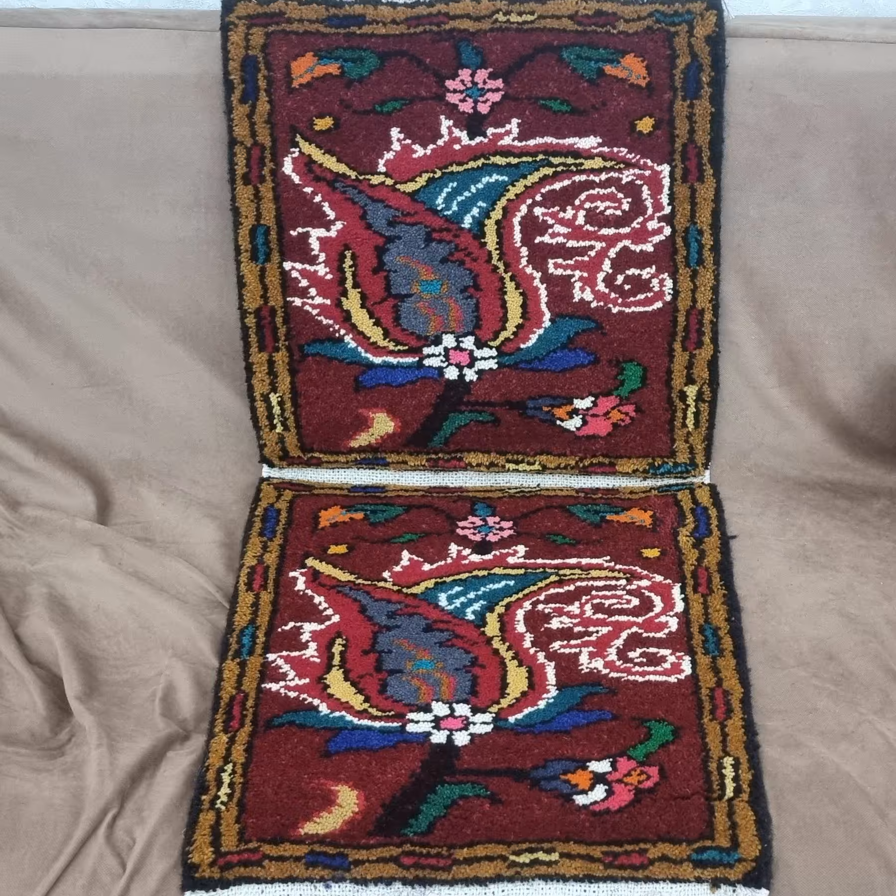 فرش دست بافت 2 عدد به هم چسبیده بسیار زیبا 