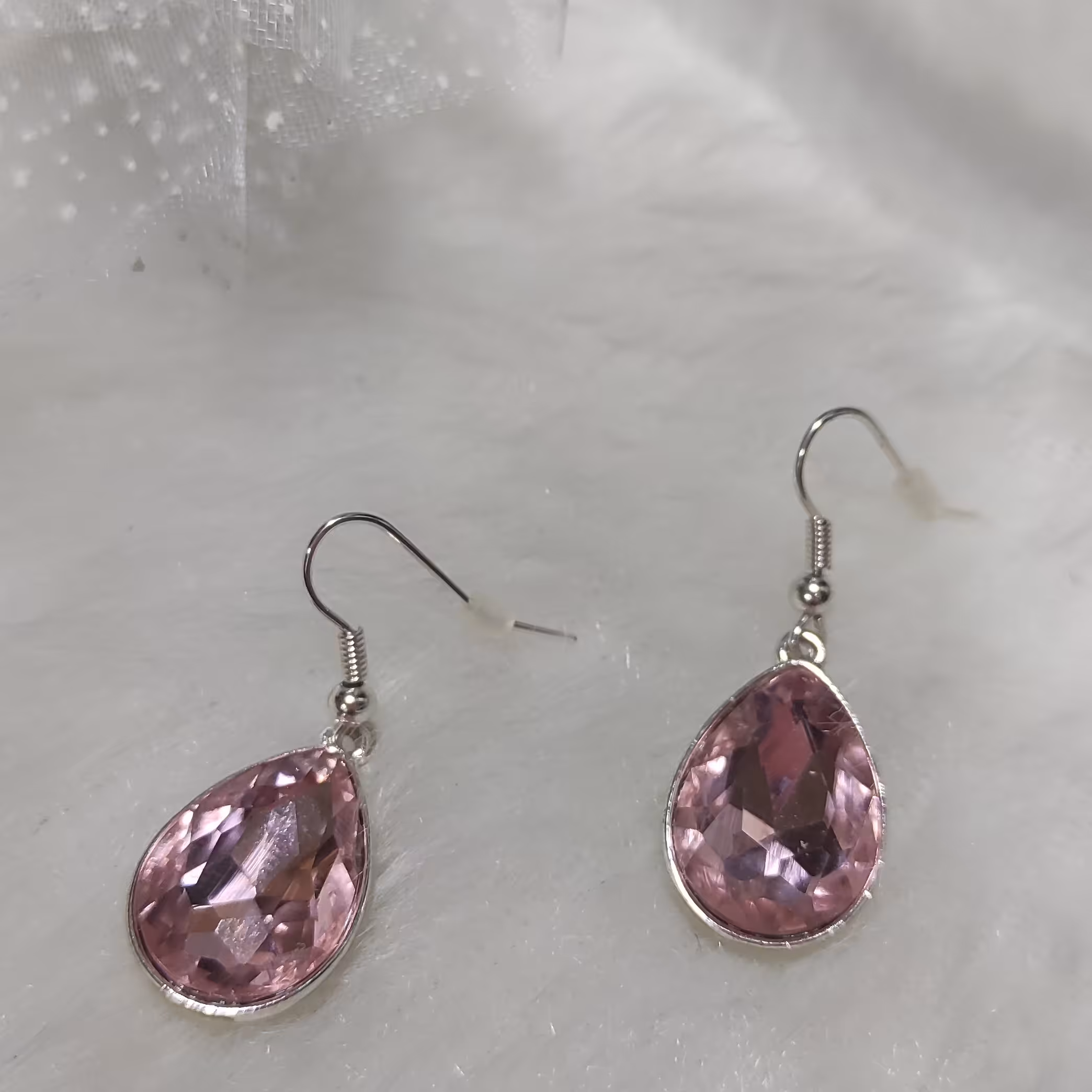 گوشواره آویزی نگین صورتی